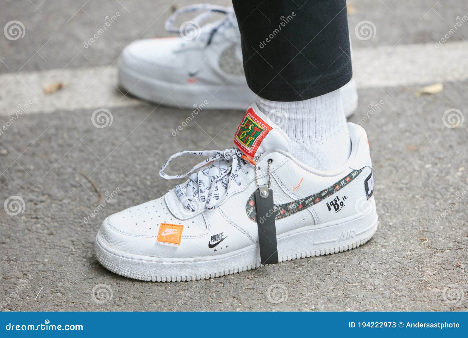 poll regel Verschillende goederen Man Met Witte Nike Air En Zwarte Broek Voor Emporio Armani Modeshow Milan  Mode Redactionele Stock Foto - Image of stijl, milaan: 194222973