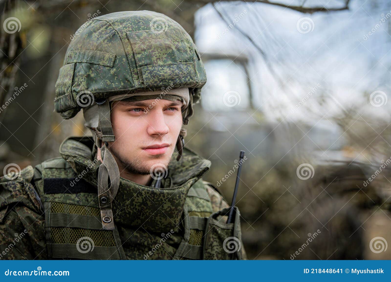 Reparatie mogelijk documentaire Koopje Man is Militair in Een Helm - En Camouflage - Kleding. Een Militaire  Operatie Kan Een Soldaat Straffen Stock Afbeelding - Image of persoon,  slag: 218448641