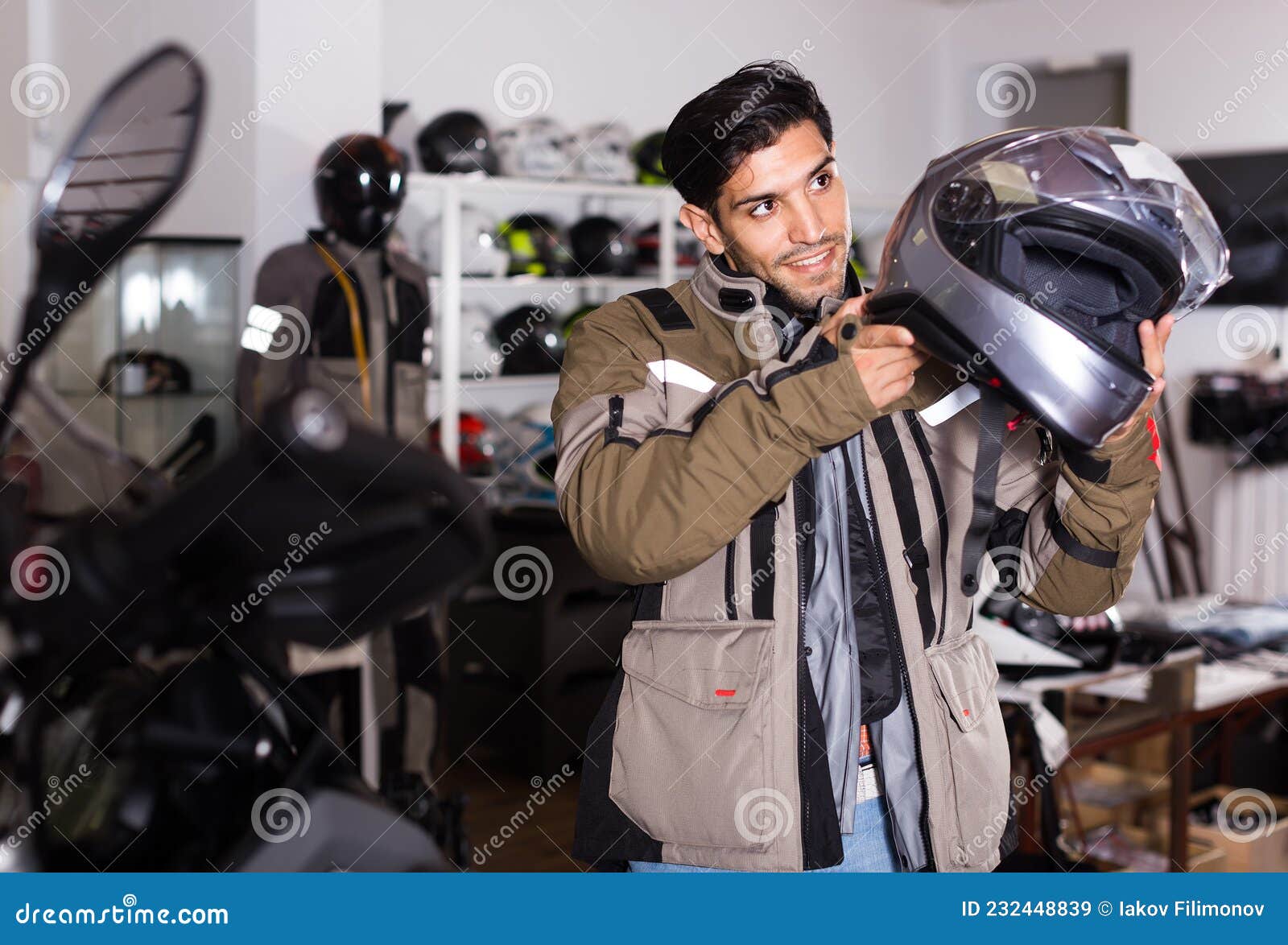 Hombre Eligiendo Casco Moto Imagen de archivo - Imagen de estantes