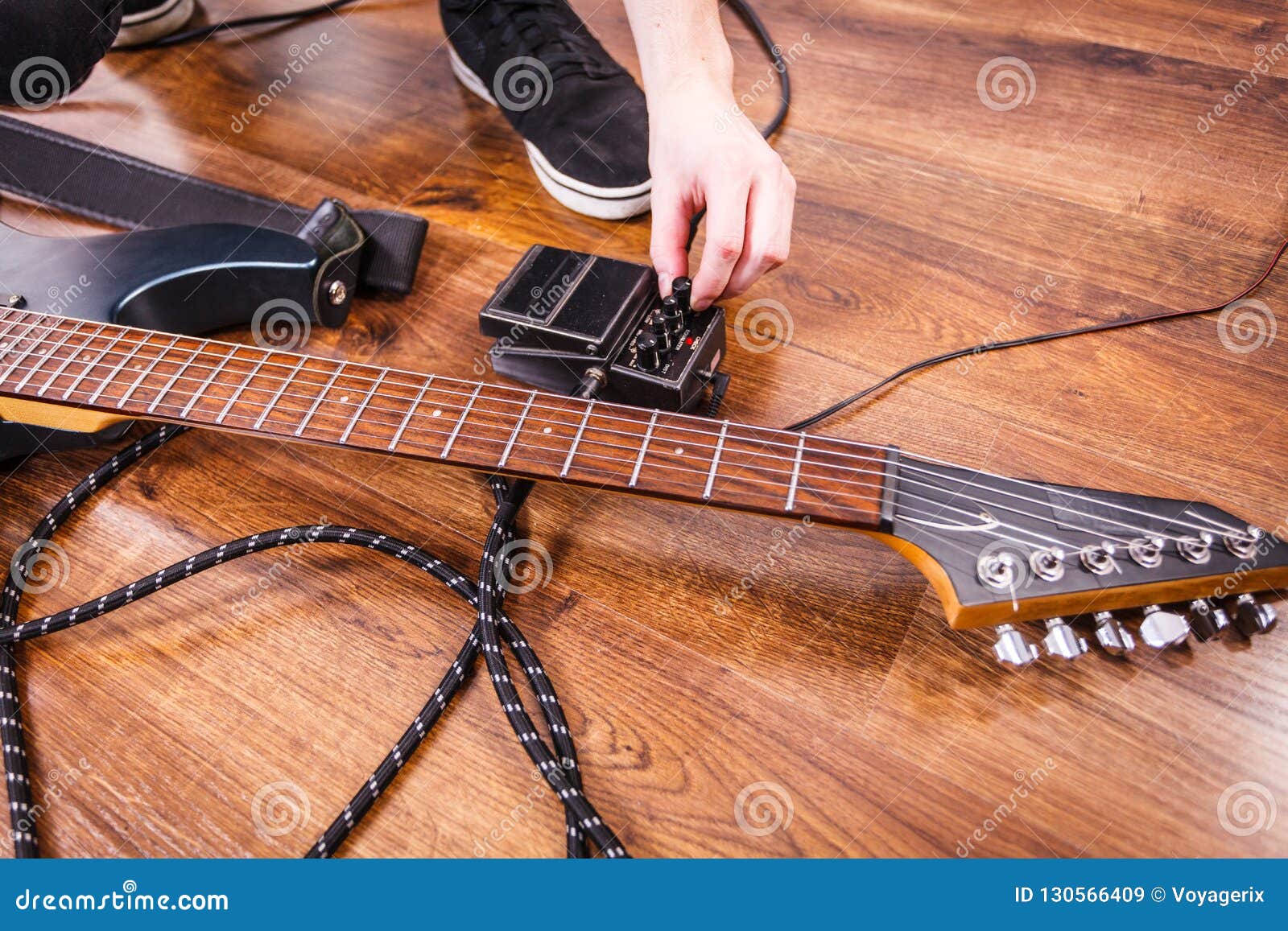 Equipment of Image Image Guitar - Setting Stock Man Up ... Image Man - ... of Setting Guitar Image Stock Equipment Up