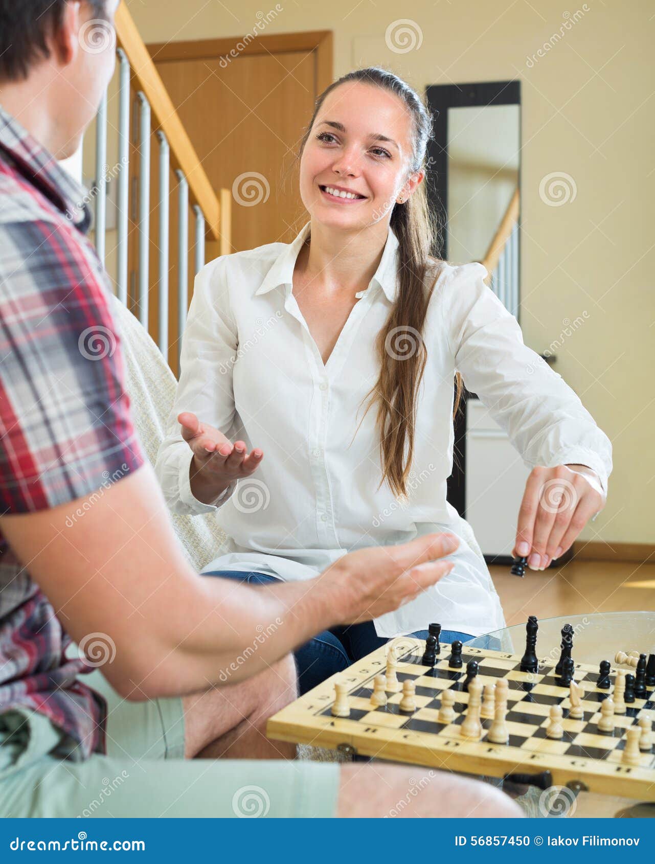 Man Och Kvinna Som Spelar Schack Arkivfoto - Bild av flickvän ...
