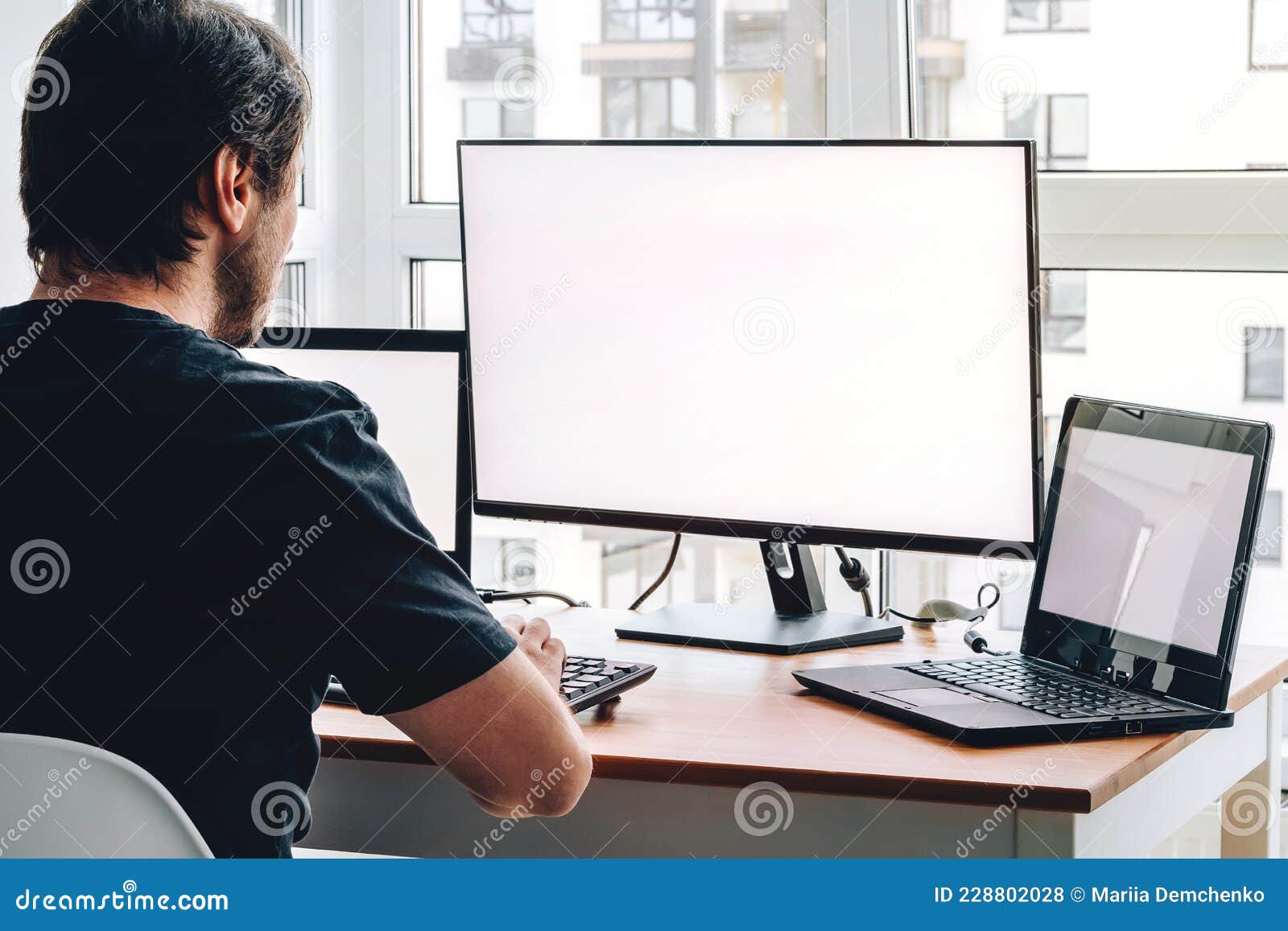 atoom Ironisch Vaardigheid Man Op Het Werk Met Twee Laptops En Monitor Stock Foto - Image of computer,  knap: 228802028