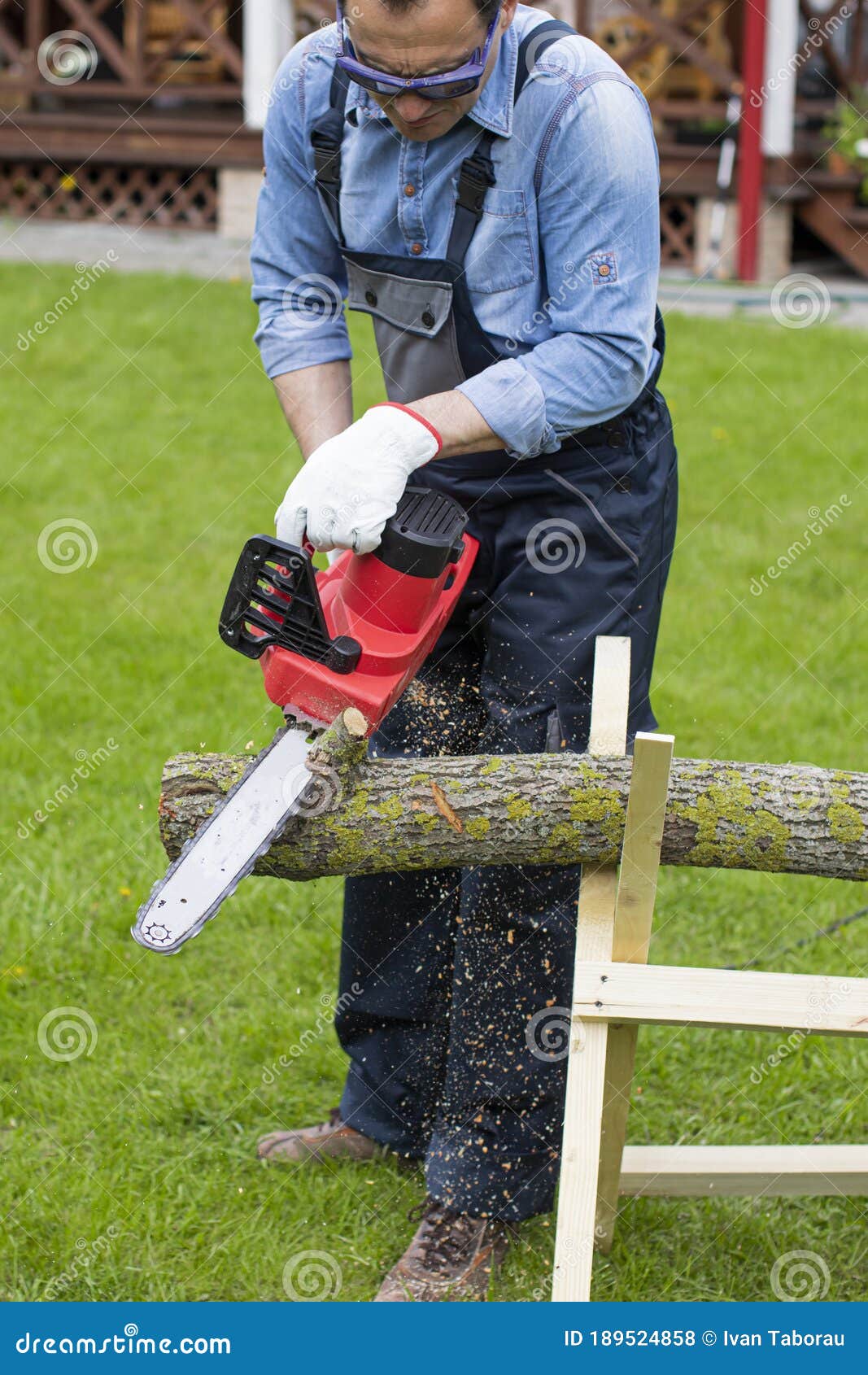 https://thumbs.dreamstime.com/z/man-overalls-saws-wood-chain-saw-using-sawhorse-green-lawn-middle-aged-man-overalls-saws-wood-chain-saw-using-189524858.jpg