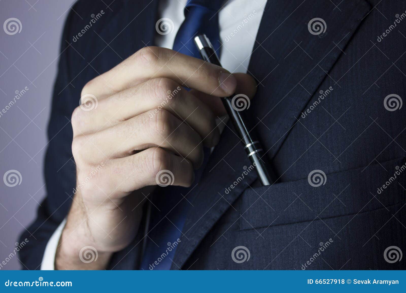 Pen man. Ручка в пиджаке. Ручка в кармане пиджака. Авторучка в кармане. Мужчина с ручкой.