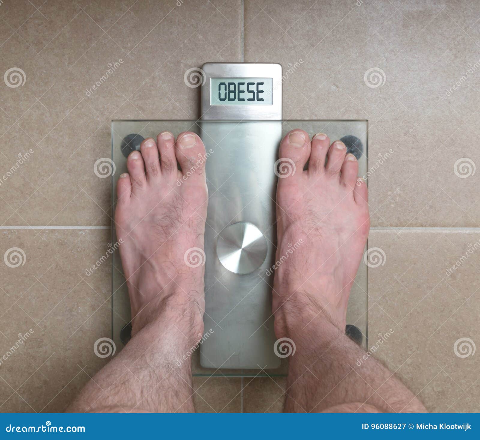 Plan rapproché du man& x27 ; pieds de s sur l'échelle de poids - obèse