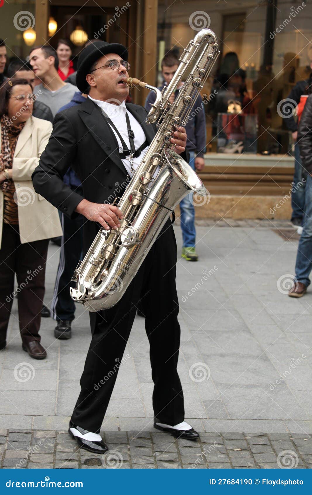 Мистер саксофон. Большой саксофон. Баритон саксофонист. Саксофон баритон с человеком. Музыкант играющий на баритоне.