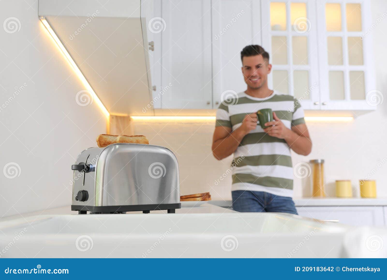 https://thumbs.dreamstime.com/z/man-preparing-breakfast-kitchen-focus-toaster-man-preparing-breakfast-kitchen-focus-toaster-slices-bread-209183642.jpg