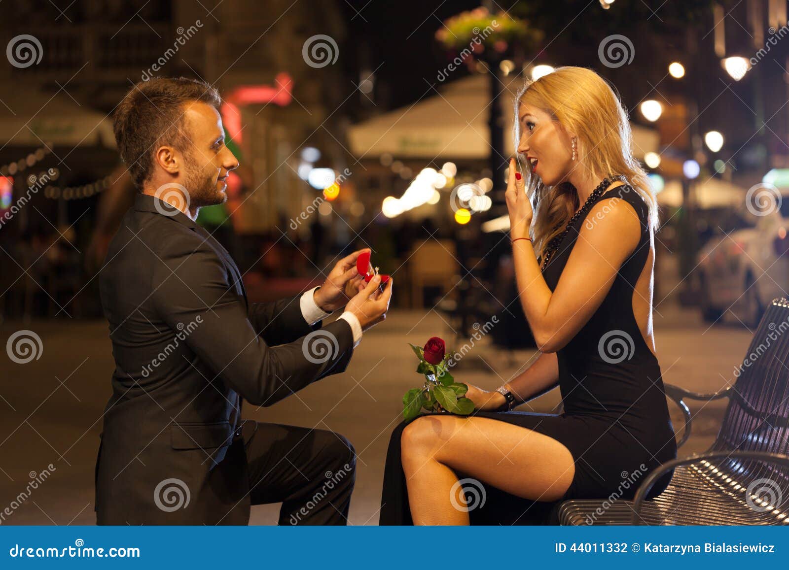man proposing to his lover