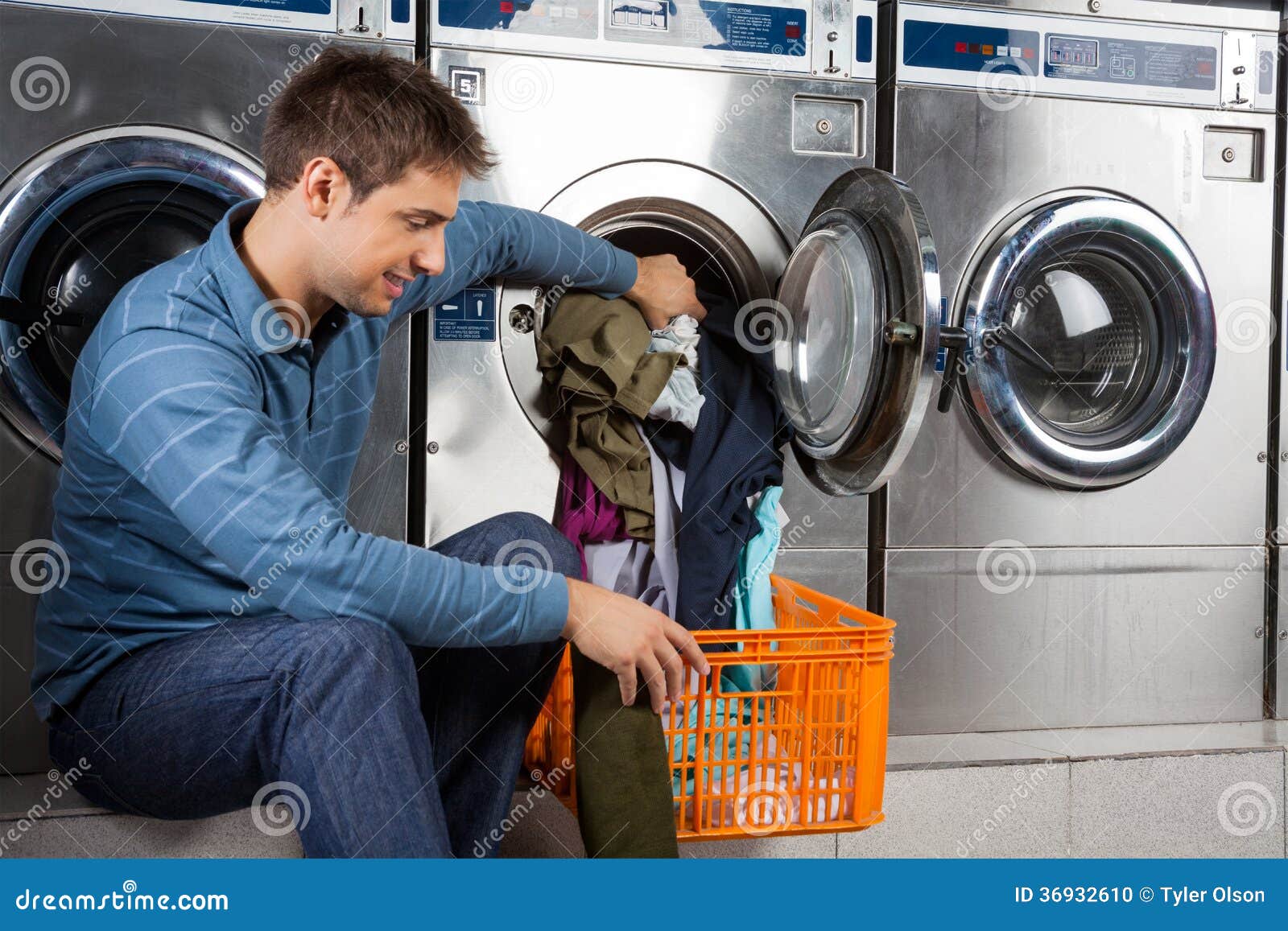 https://thumbs.dreamstime.com/z/man-putting-clothes-washing-machine-young-laundromat-36932610.jpg