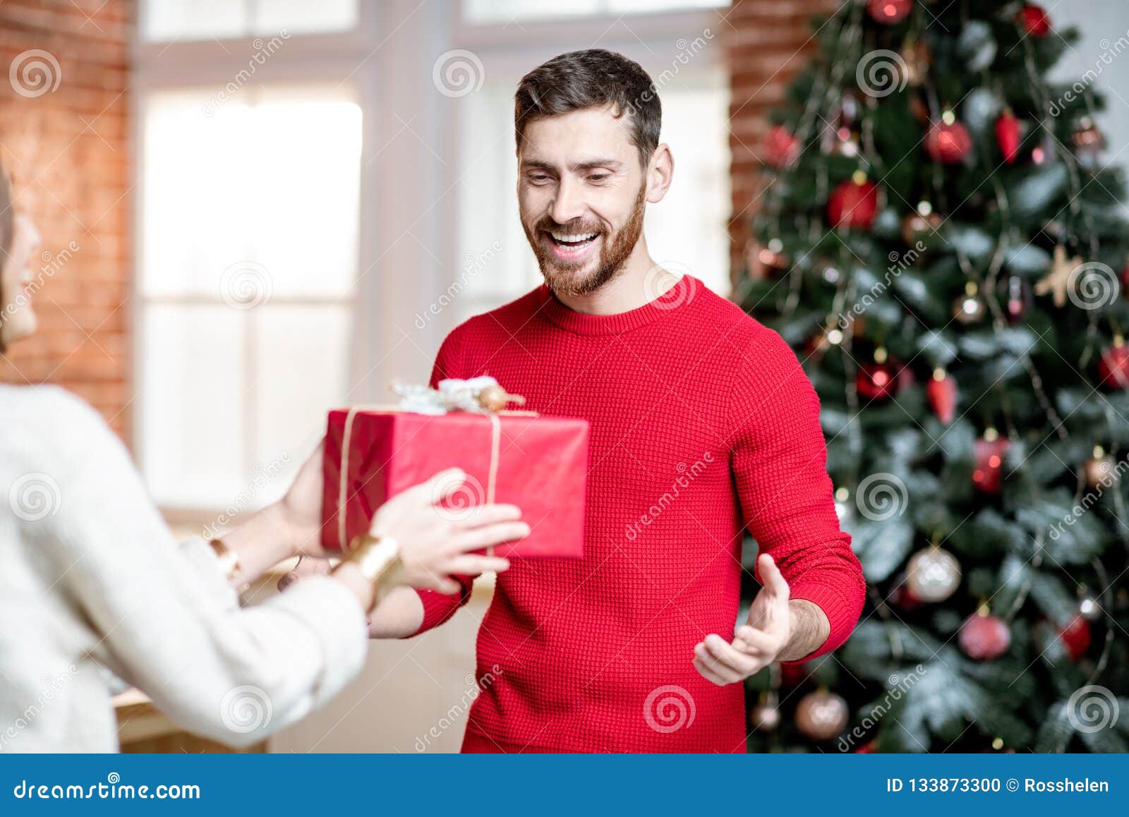 Сон получить подарок от мужчины. Мужчина получает подарок. Receive a Gift. The man gives a Gift. The boy received a Gift.