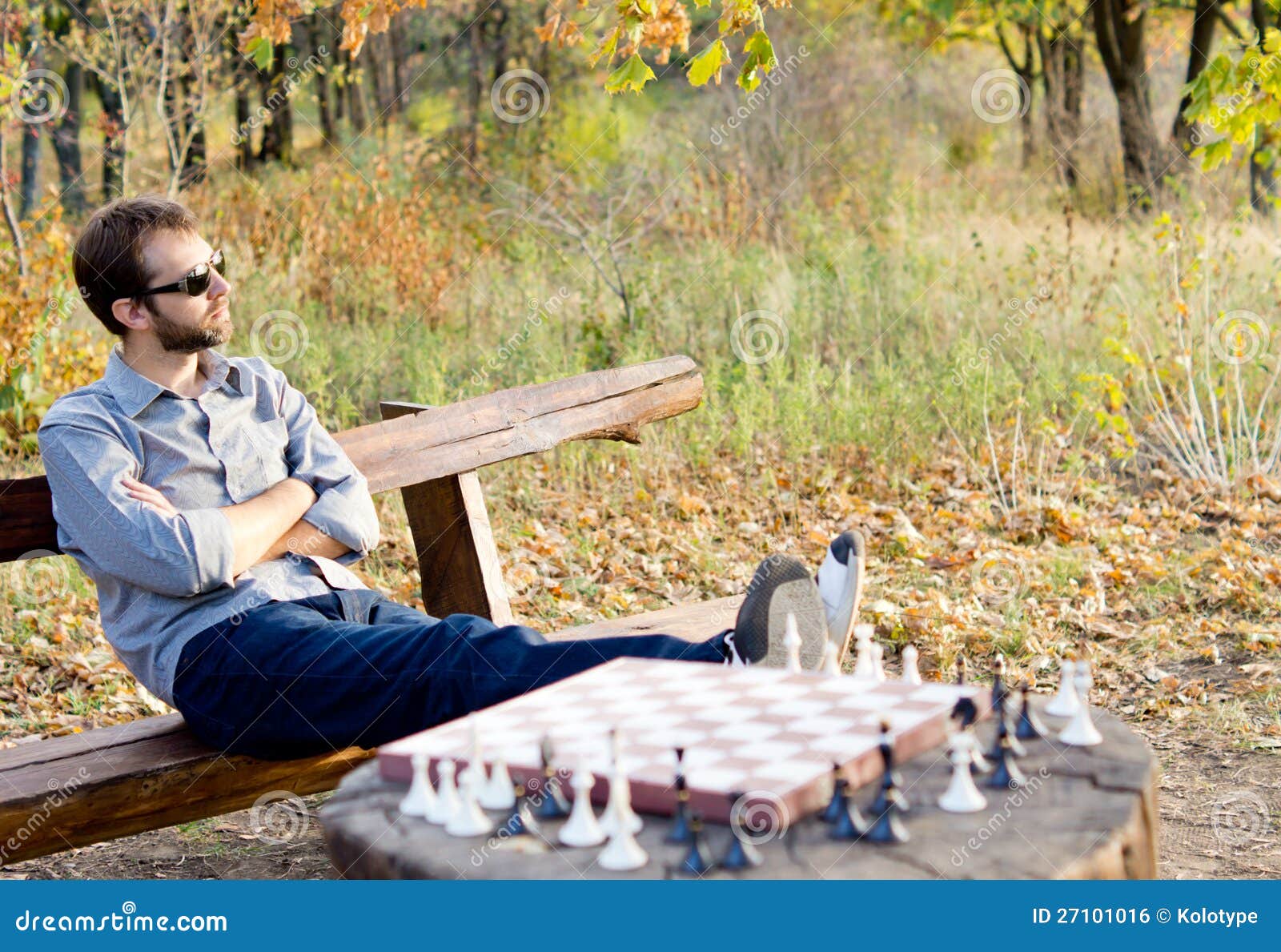 man-relaxing-waiting-chess-opponent-27101016.jpg