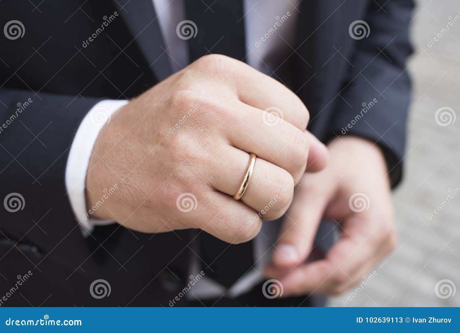 Which Finger Does a Men's Wedding Ring Go On? - ItsHot