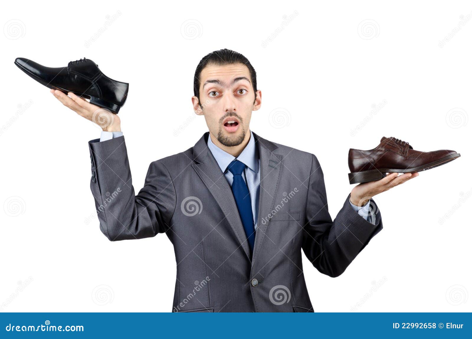 Мужчина выбирает обувь. Человек держит обувь. Мужчина держит обувь. Человек держит обувь в руках. Мужчина держит туфли.