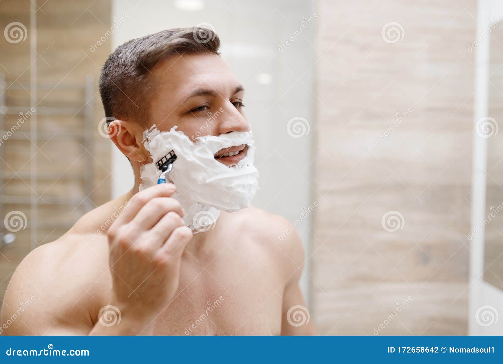 Мужчина бреет видео. Бритва для мужчин. Мужчина бреется. Мужчина бреется в ванной. Бритье парни.