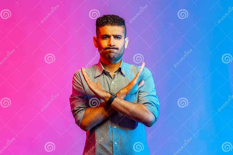 Wat Betekent Dit Teken Man in Shirt Met X Teken Met Gekruiste Handen , Dus Stop Dit Het Einde