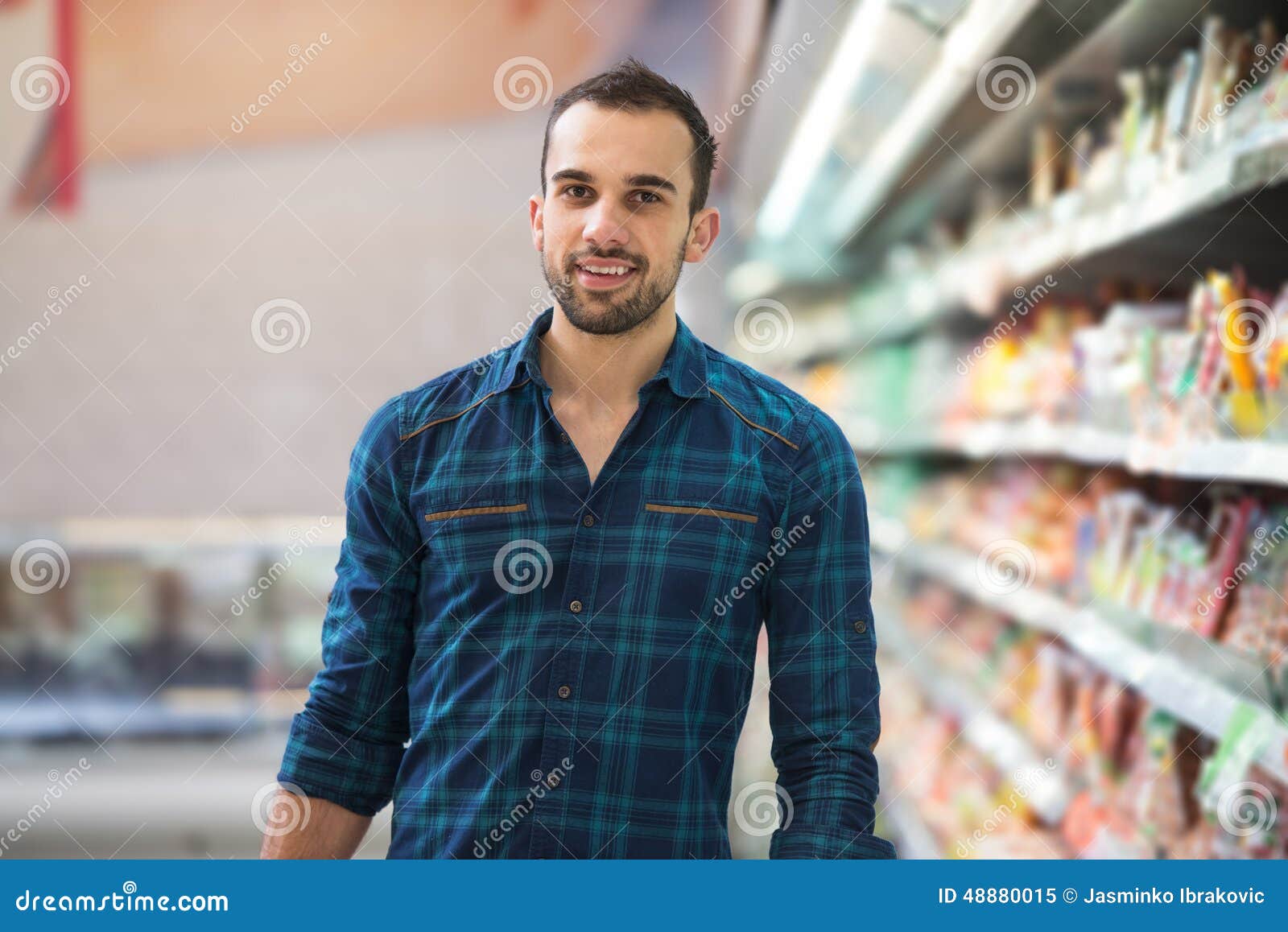 4 man shop. Мужчина шоппинг. Man shop фото. Men shopping in supermarket. Мужчина оптимист фото.