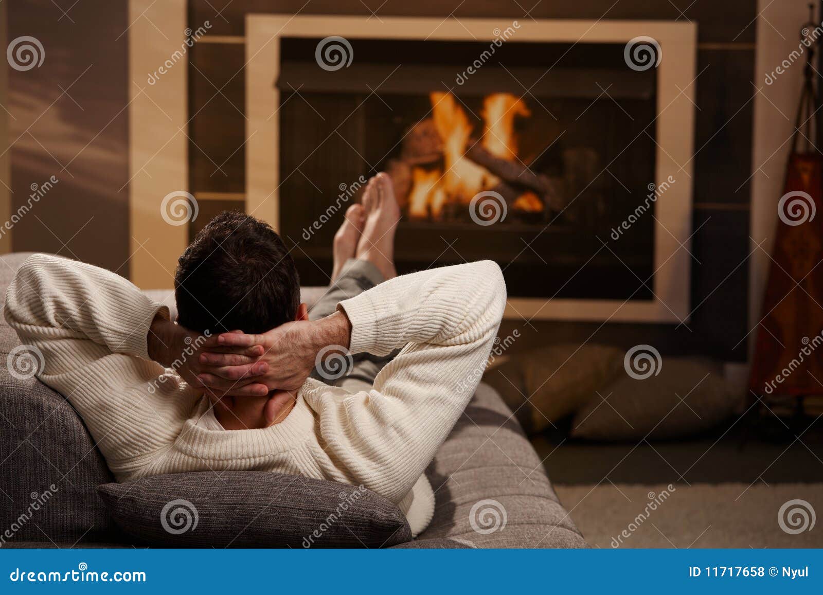 Expresa tu momento " in situ " con una imagen - Página 6 Man-sitting-fireplace-11717658