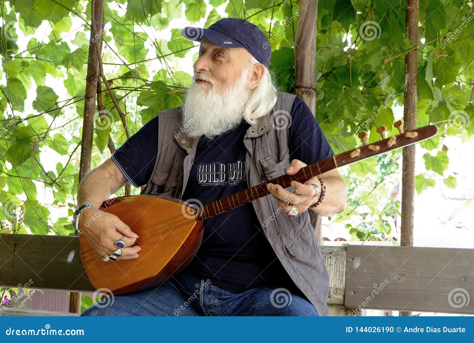 Man som spelar hans handgjorda Baglama. Man som spelar hans typiska Baglama