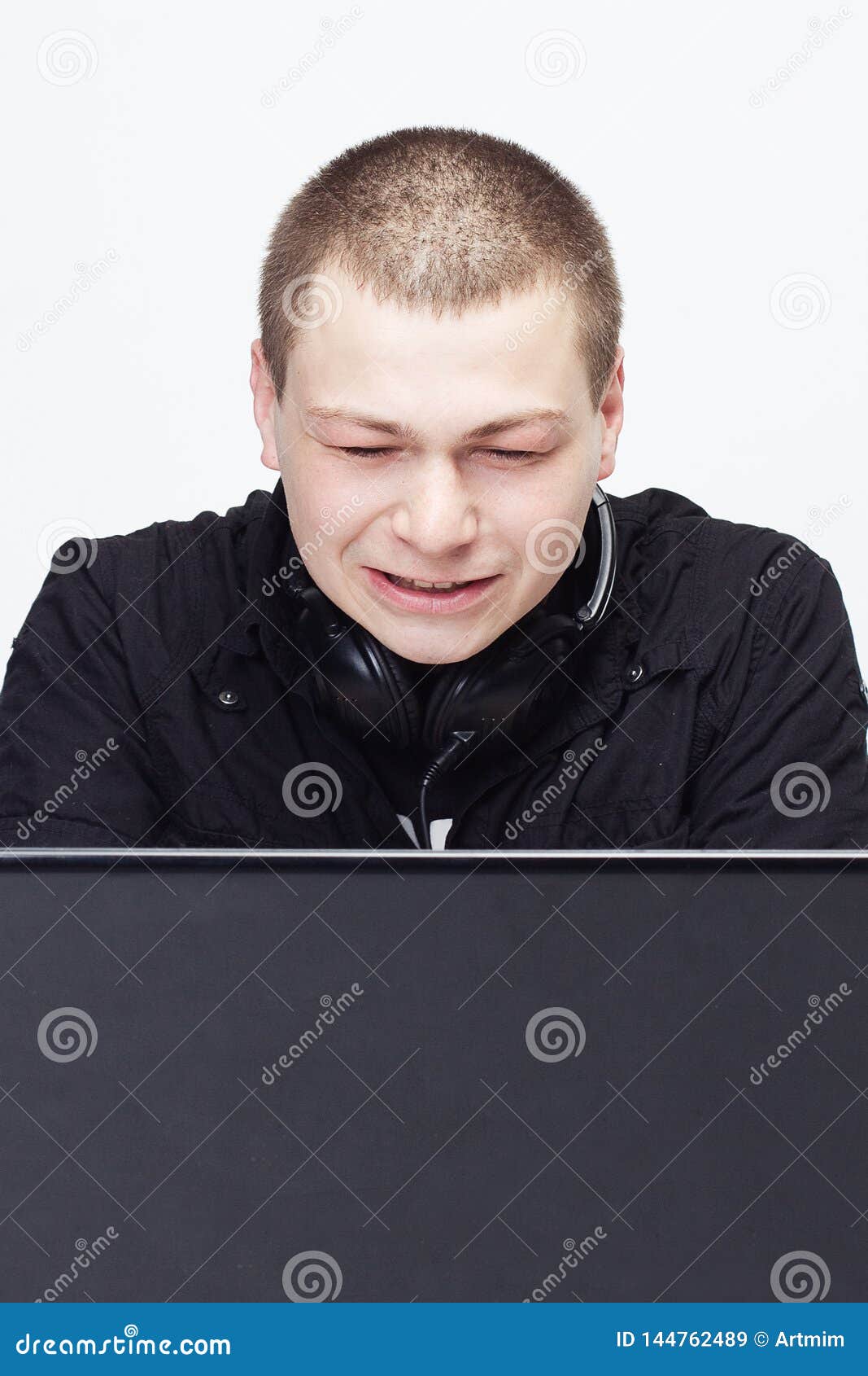 man with stress and annoyance lookicng in monitor