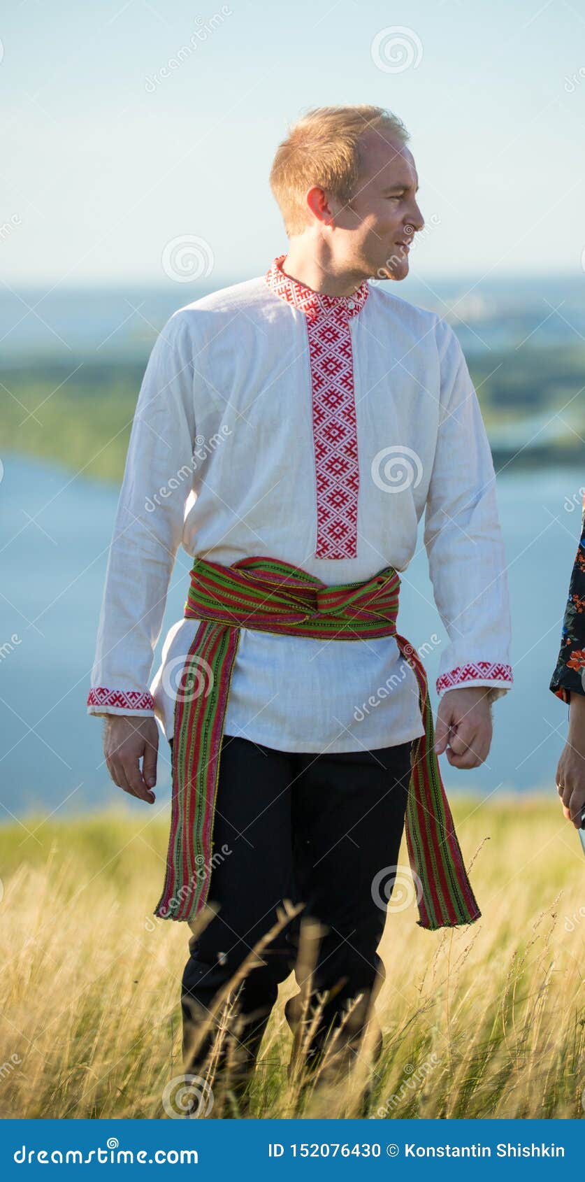 Traditional Russian Dress (of the nobility, no one else dressed like this -  still beautiful though) : r/pics