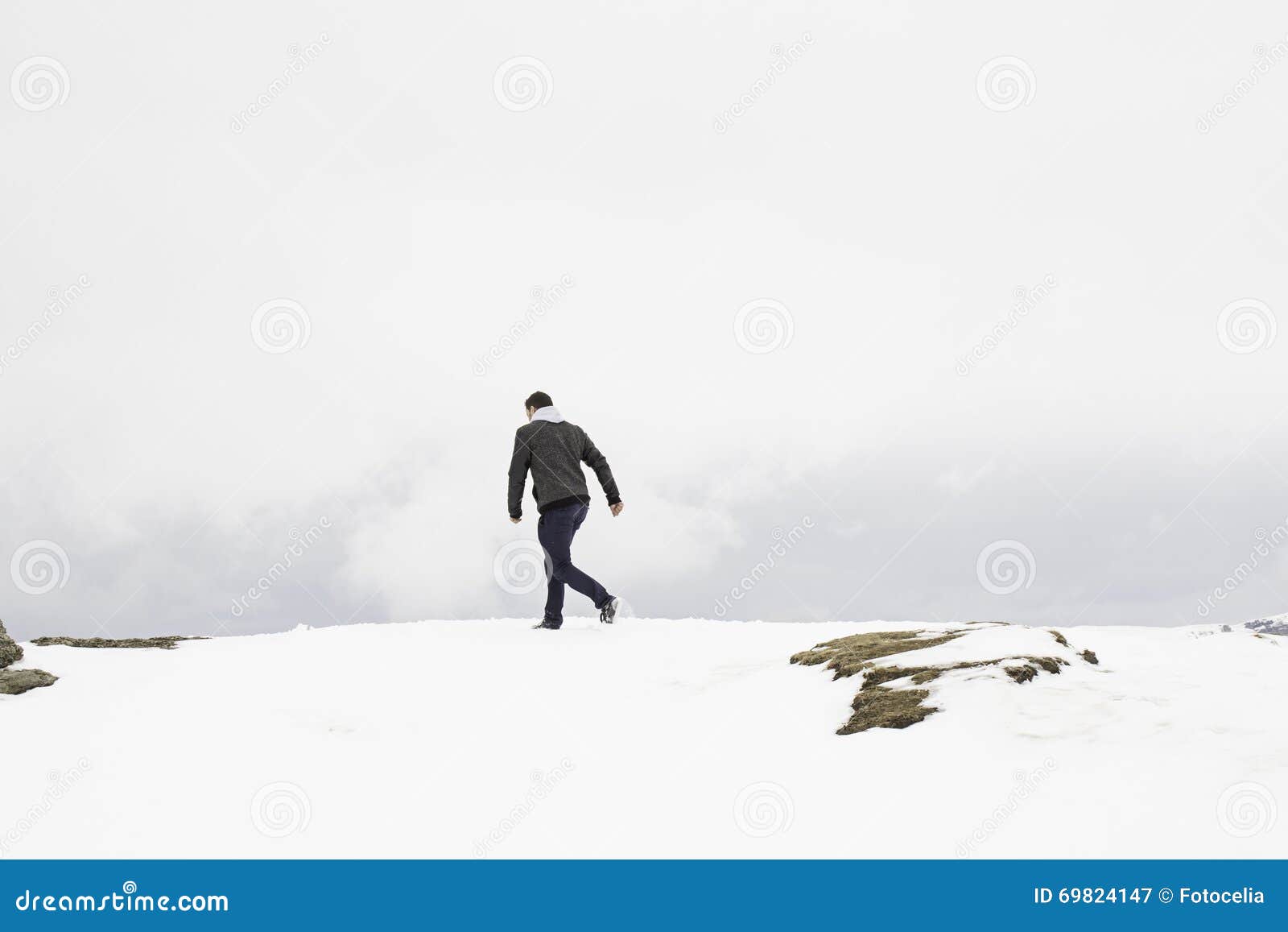Walking snow rum перевод. Человек идет по снегу. Человек идет по сугробам. Человек идет по глубокому снегу. Человек идущий по снегу арт.