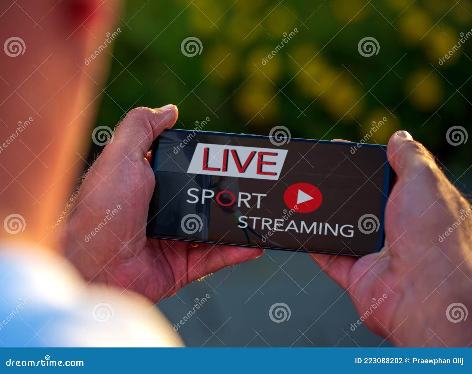 584 Watching Live Stream Smartphone Stock Photos