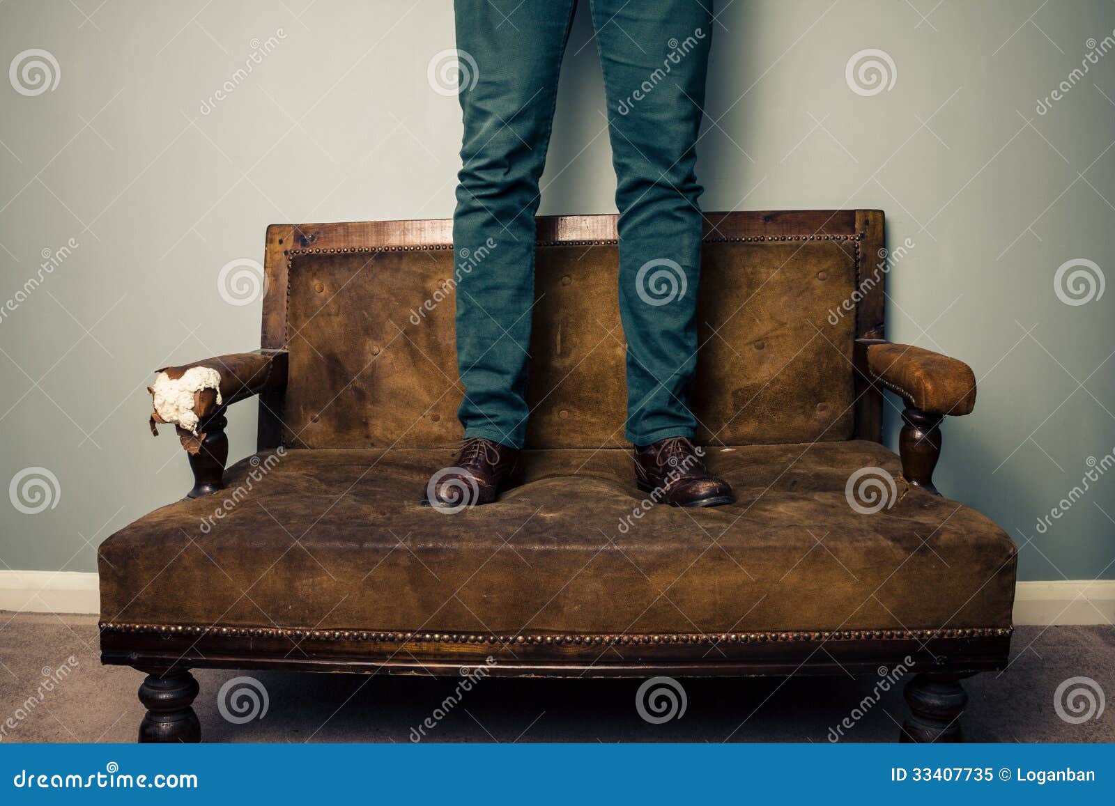 Total 36+ imagen shoes on the sofa