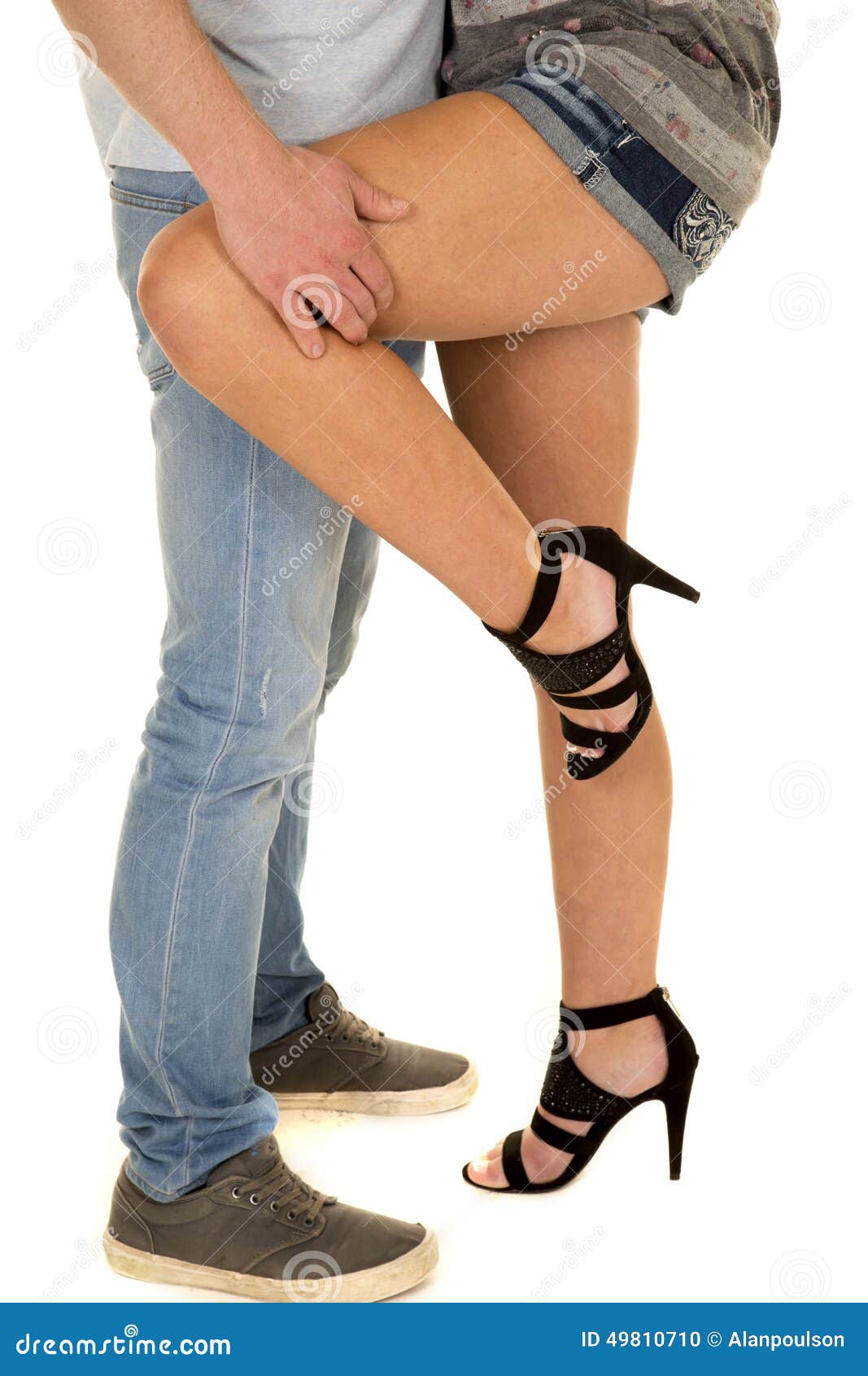 Муж держит ноги. Придерживает за ногу. Мужчина у женских ног. Девушка нога на ногу. Женские ножки на мужчине.