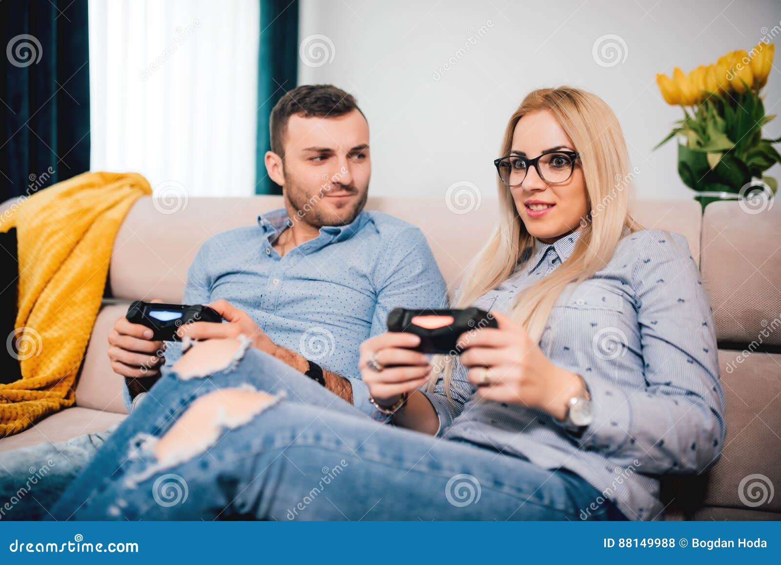 Free Photo  Girlfriend and boyfriend playing video games together