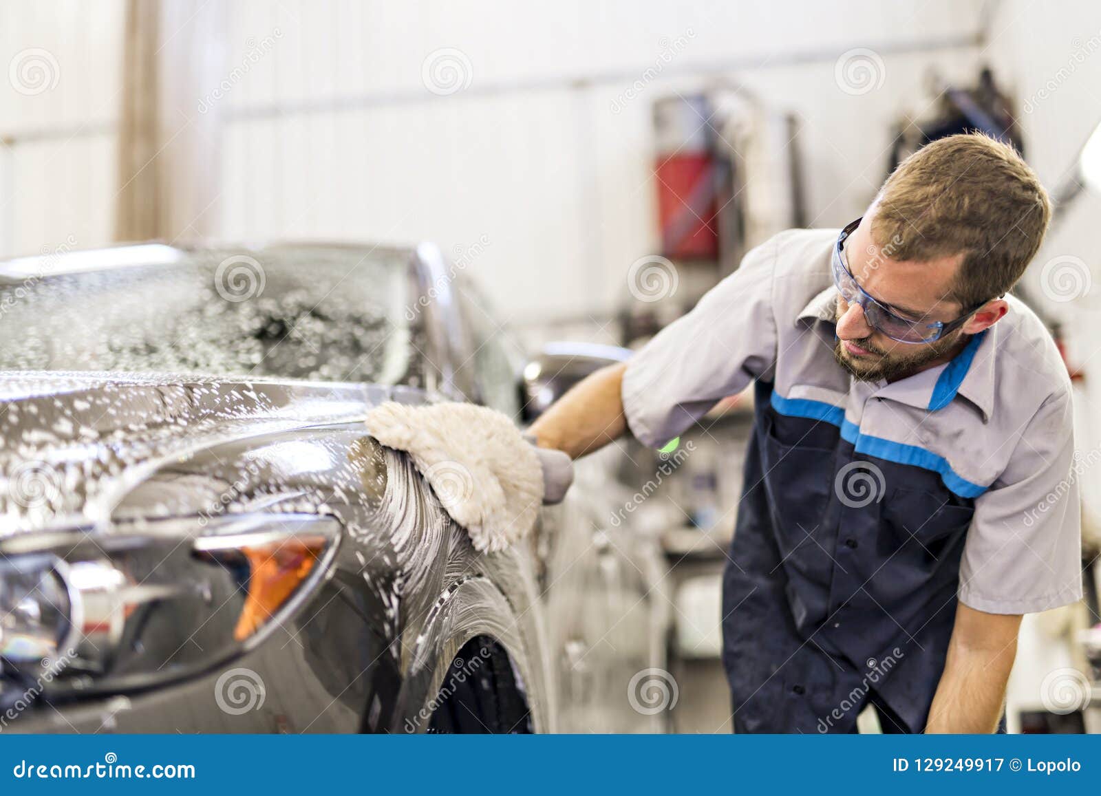 Man at Work Cleaning Automobile at Car Wash Stock Image Image of gloss, mechanic 129249917