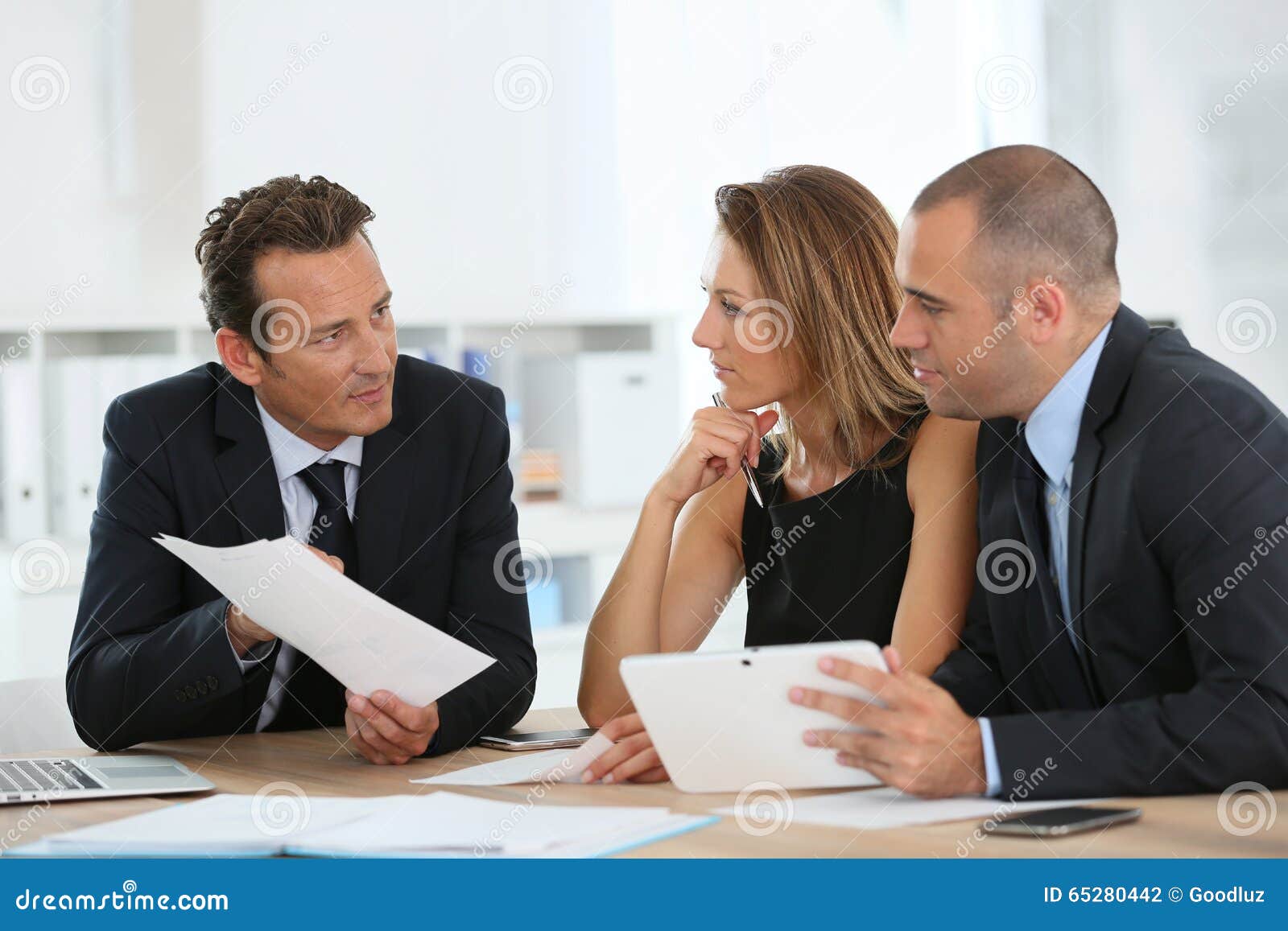 Manager Met Commercieel Team Op Kantoor