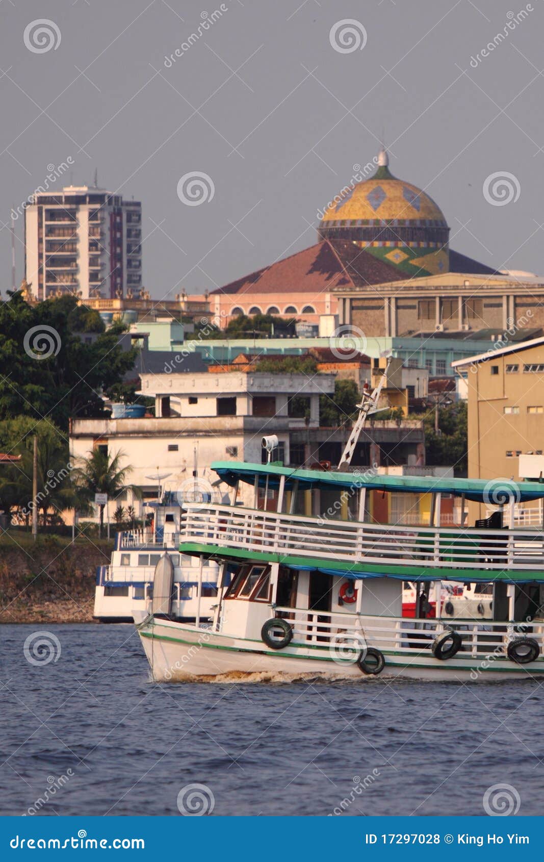 Manaus, Brazylia. Łódź na Amazonki Rzece z punkt zwrotny Manaus - Opera Tło przy tłem