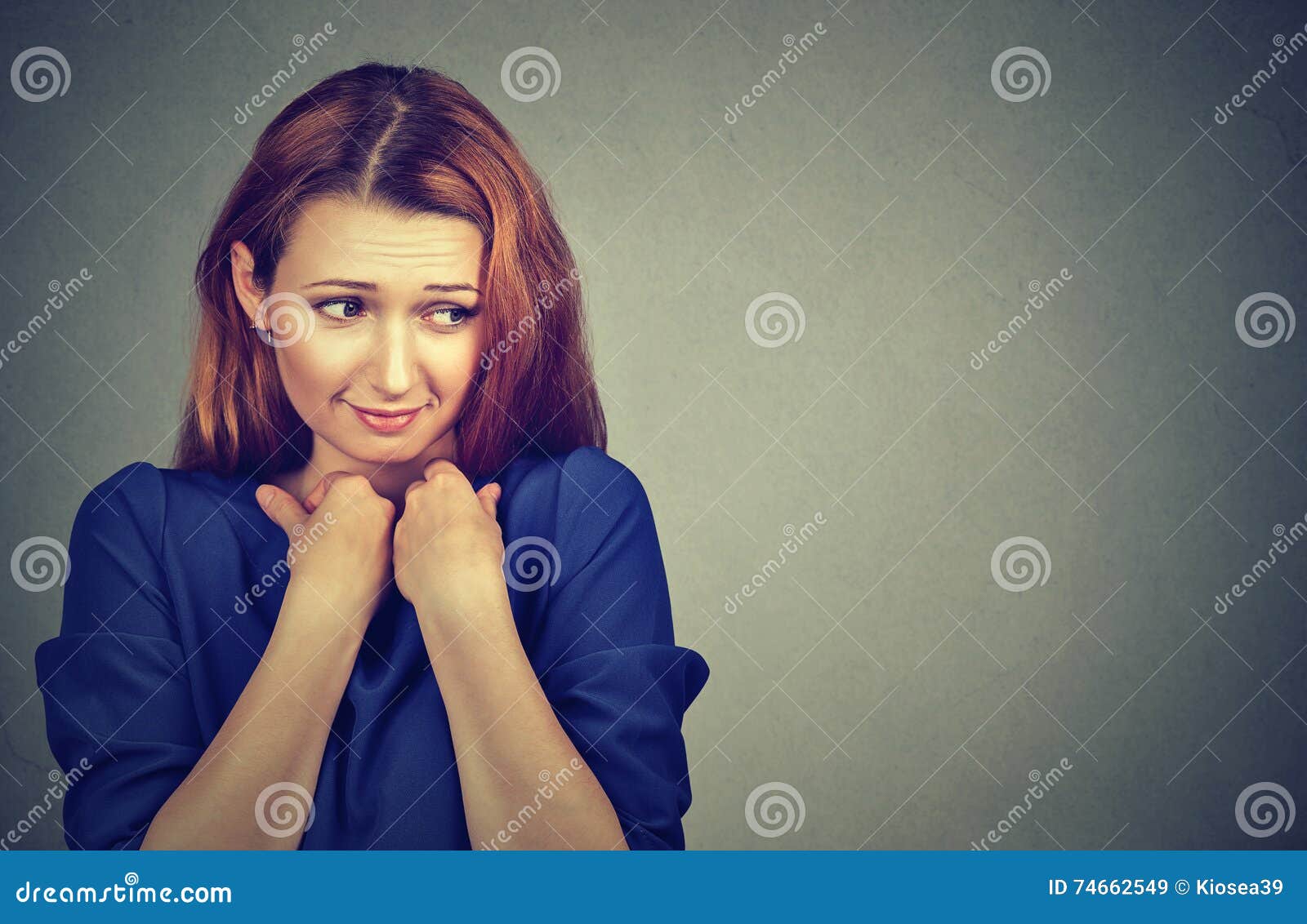 Mancanza Di Fiducia Per Bugie Mancanza Di Fiducia Giovane Donna Timida Immagine Stock - Immagine di