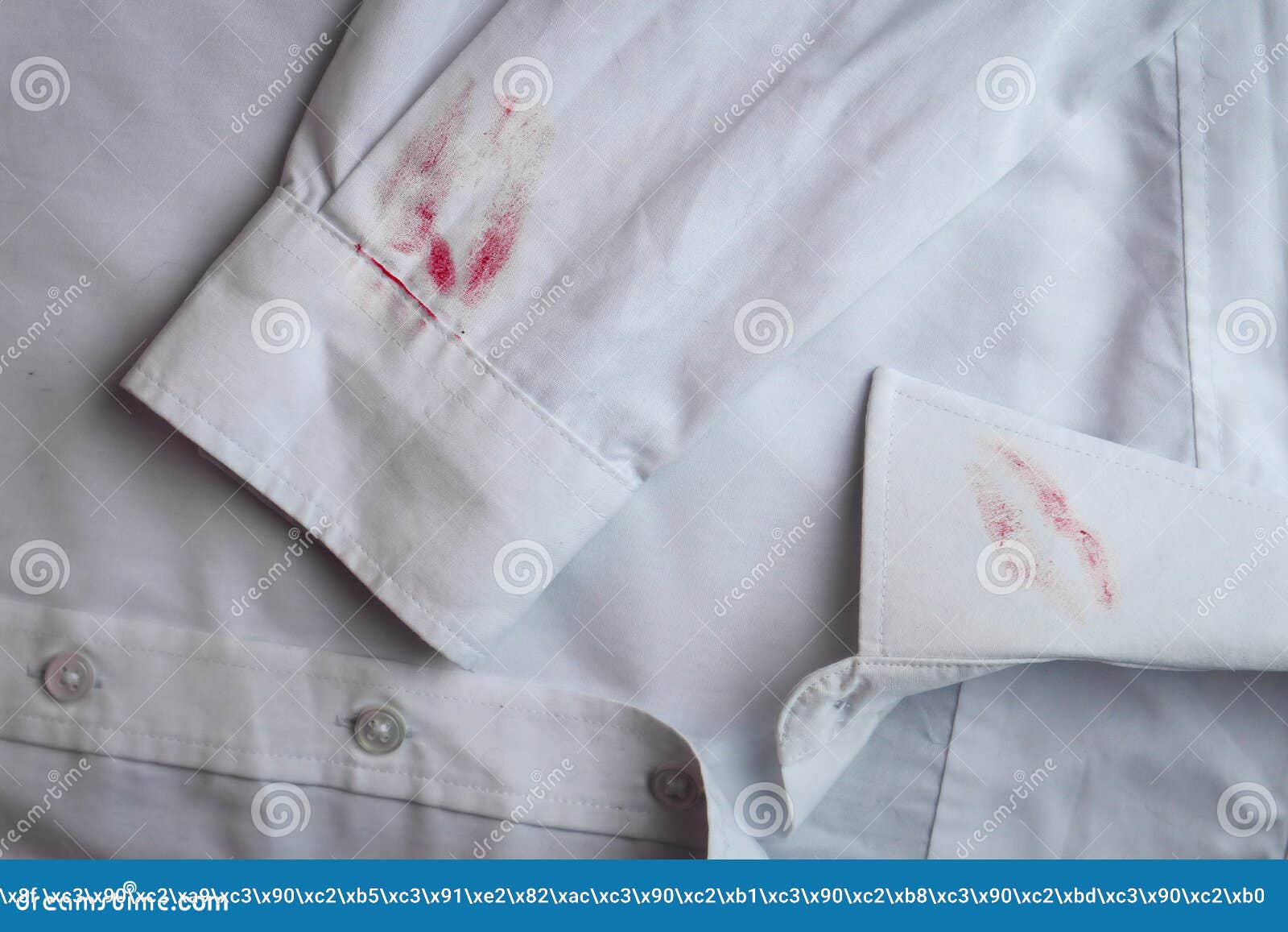 Mancha Sucia De Lápiz Labial En Camisa Blanca Concepto De Remover De Manchas  Foto de archivo - Imagen de fundas, ropas: 161477574