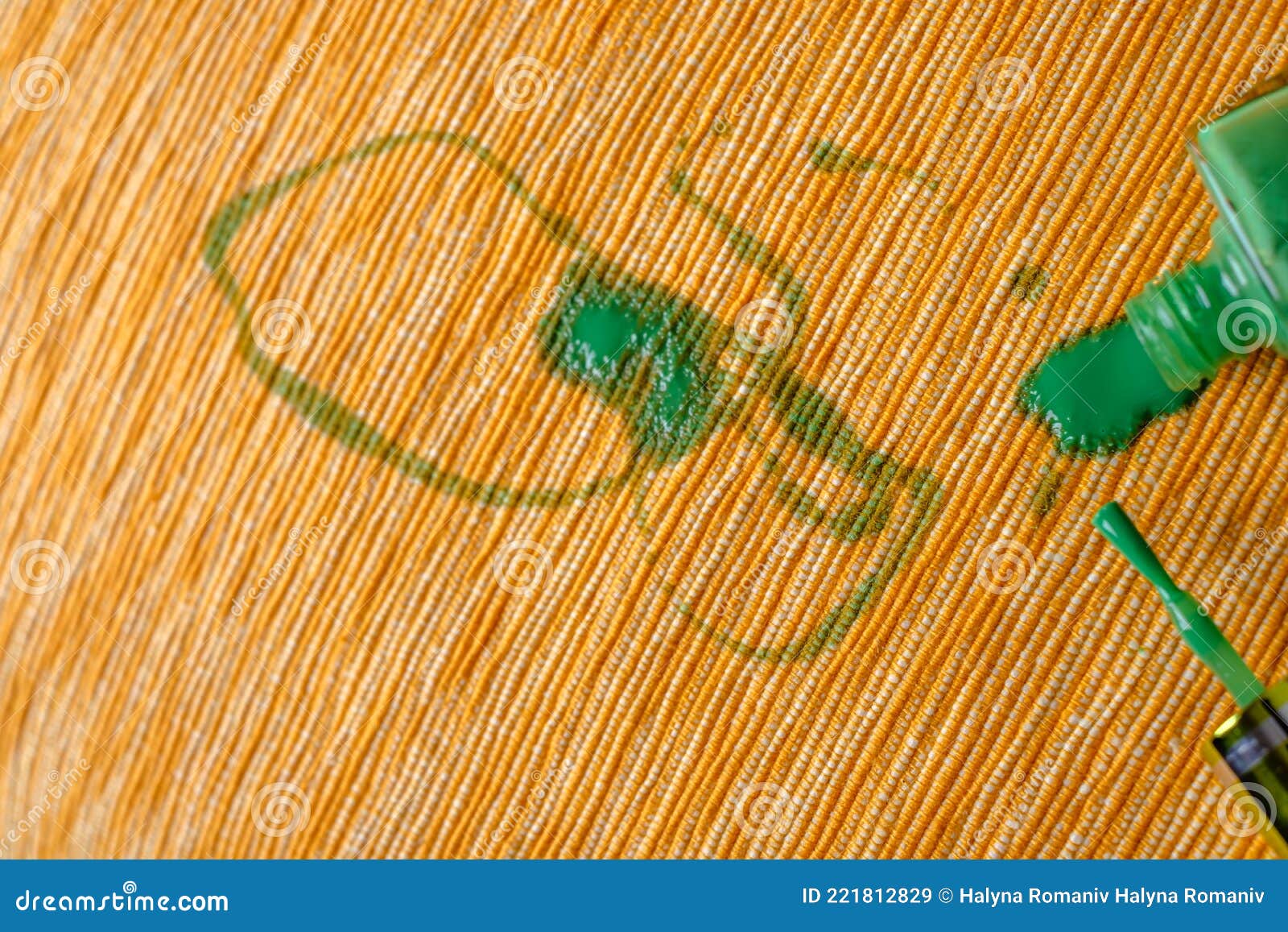 Manchas Verdes De Esmalte De Uñas Derramado Sobre El Tapicería Amarilla Del  Sofá. Vista Superior Imagen de archivo - Imagen de brillo, aislado:  221812829