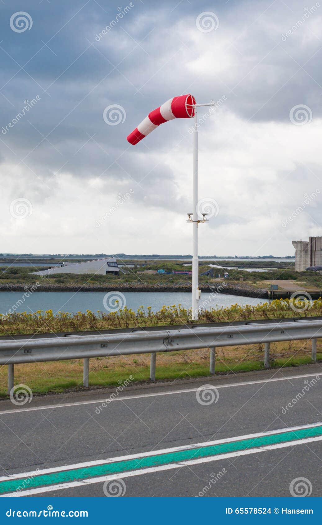 Manche à air le long d'une route. Manche à air indiquant le vent violent le long de la côte néerlandaise