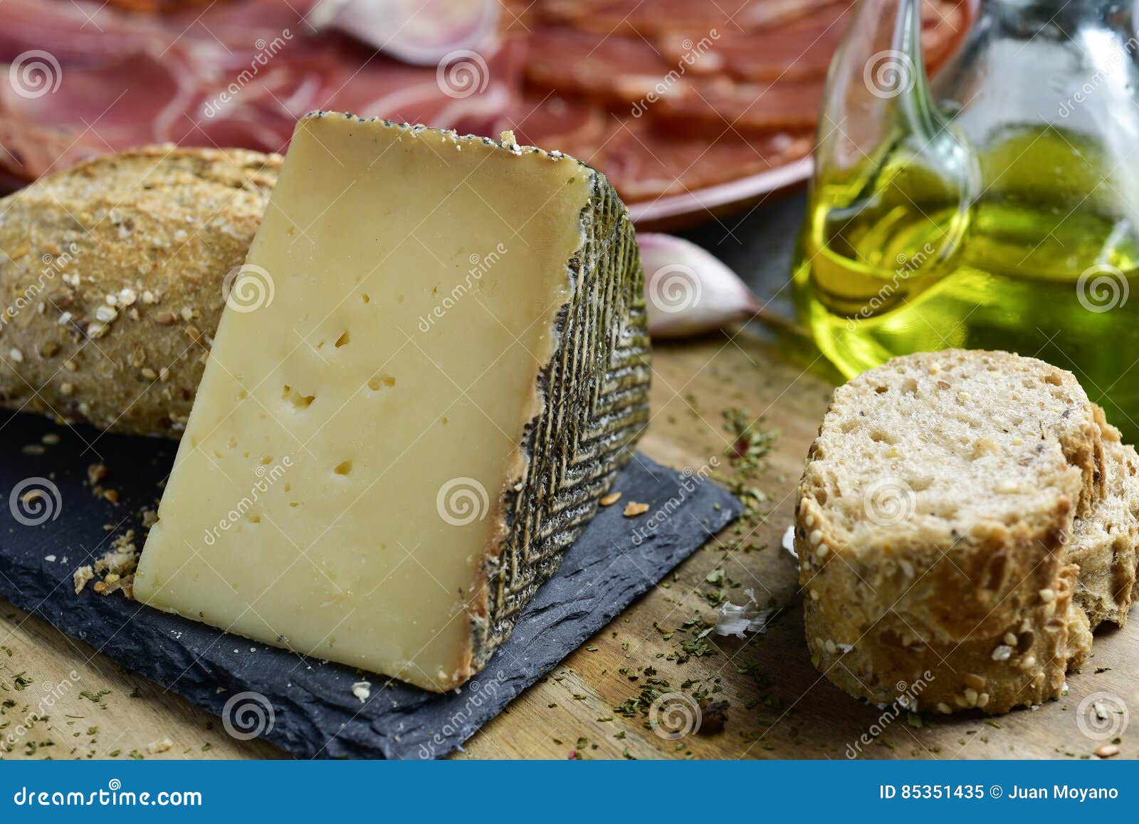 manchego cheese and spanish cold meats