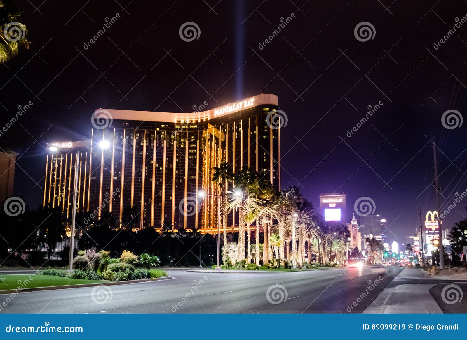 Mandalay kasyno przy nocą i - Las Vegas, Nevada, usa. LAS VEGAS, usa - Grudzień 20, 2016: Te pasek i Podpalany hotel kasyno przy nocą i