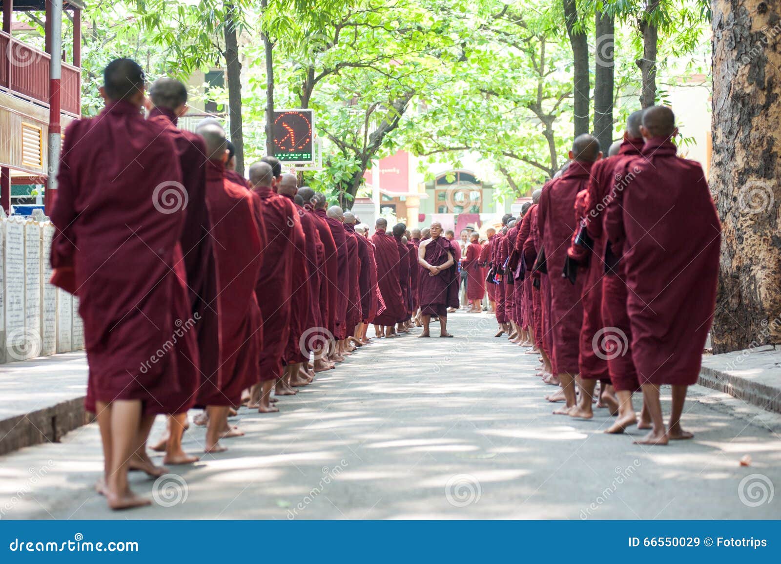 MANDALAY, 2 MYANMAR-MEI: Jonge niet geïdentificeerde boeddhistische beginners bij het klooster van Maha Gandayon Kyaung op 2 MEI, 2013 Het is het grootste klooster in Myanmar en ook een het onderwijsklooster voor monniken