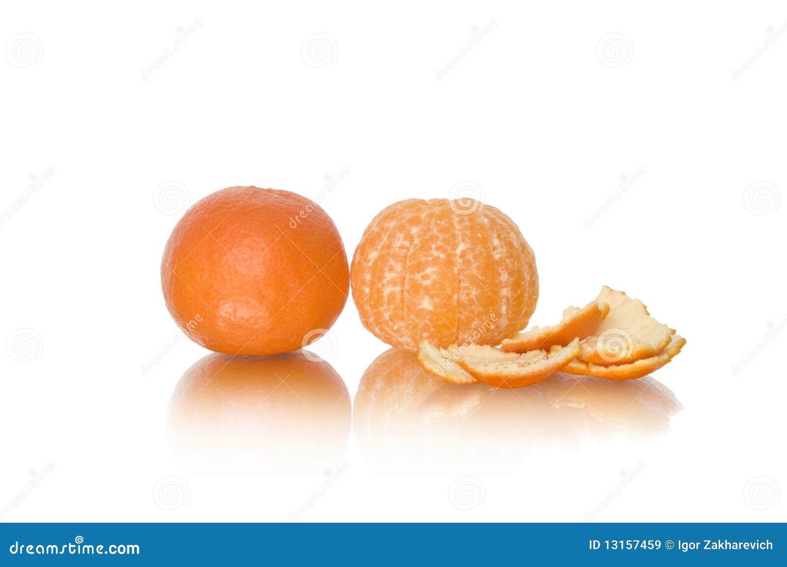 Cáscara de la mandarina con un fondo blanco