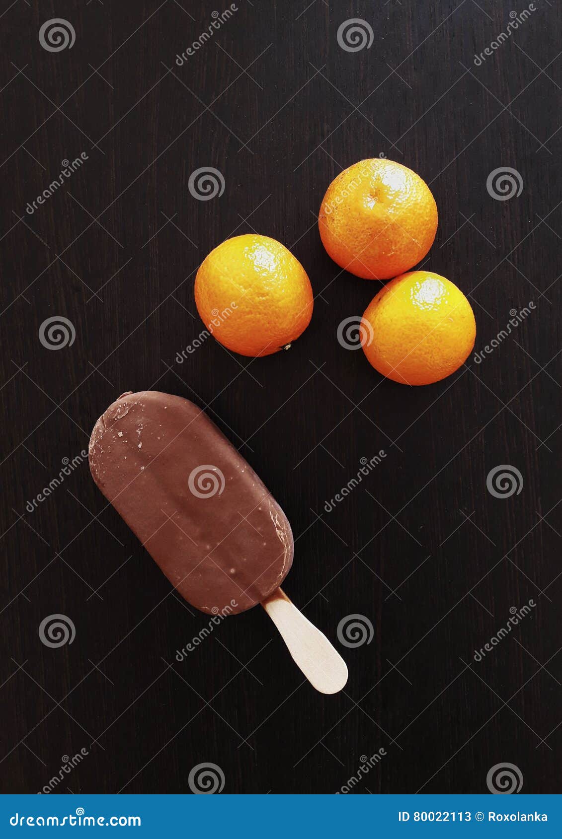 Mandarini del whith del gelato. Tenderines dell'albero del whith del gelato del cioccolato sulla tavola scura