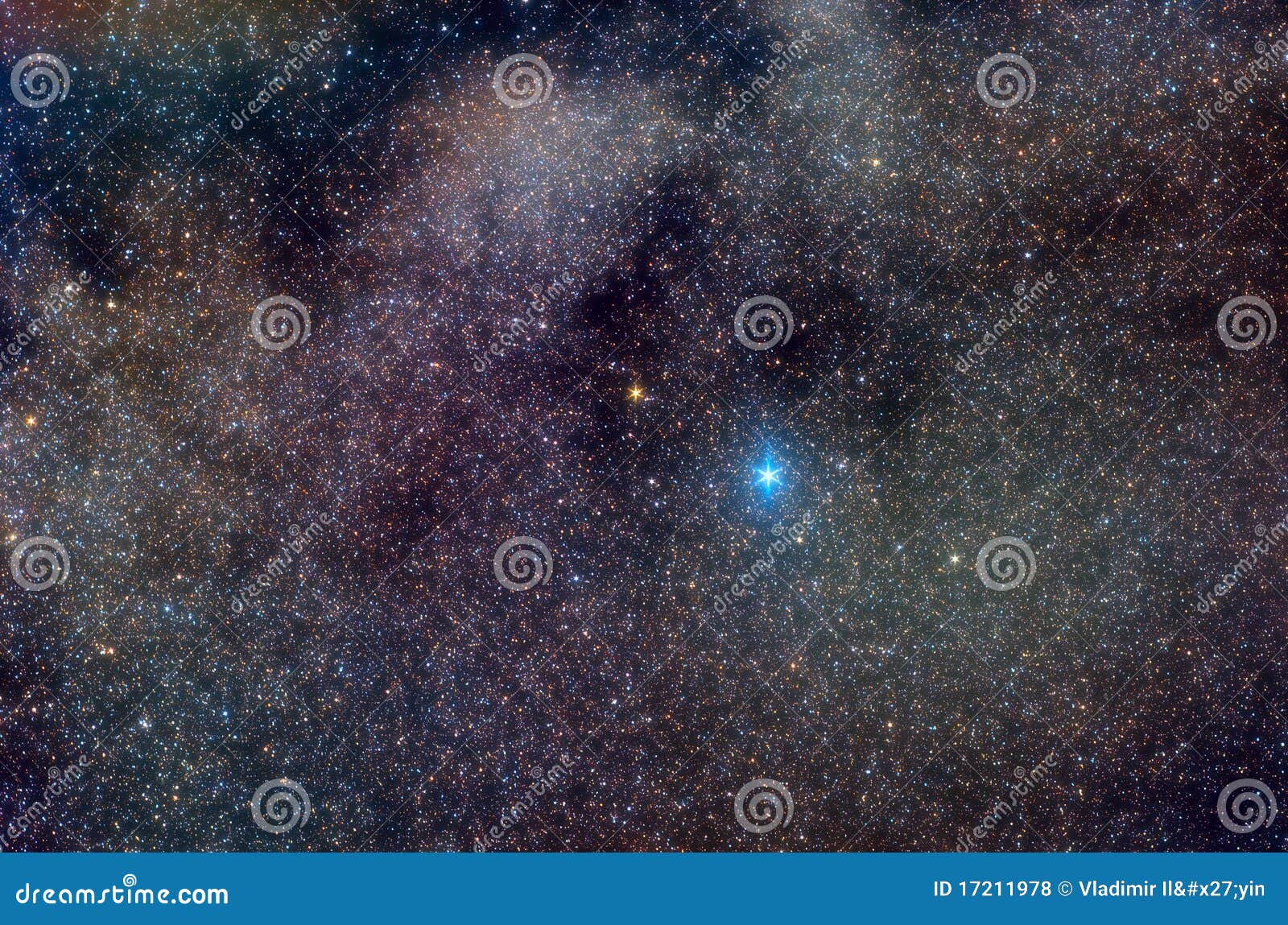 Manera lechosa en la constelación de Aquila con altaír. Manera lechosa en la constelación de Aquila (águila) con la altaír (la estrella azul más brillante en el centro), las nubes del gas interestelar y las nubes de polvo cósmico. La foto ha sido tomada por la cámara de Canon 450d con la lente Helios-44 y con el jf de la exposición varias horas. Orientación del paisaje.