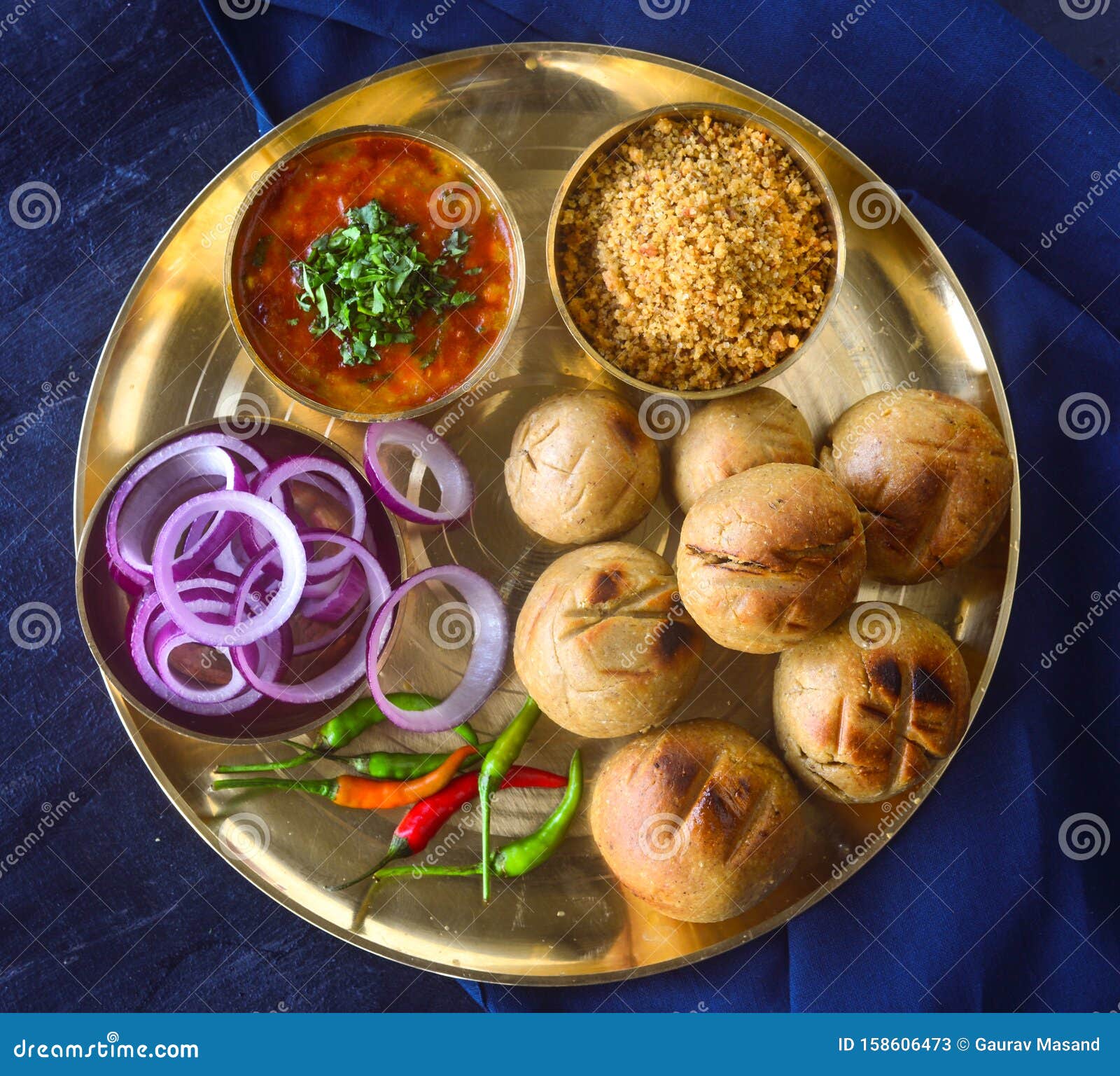 Manger Indien En Laiton Thaali-Dal Baati Churma Image stock - Image du  agriculture, garnissez: 158606473