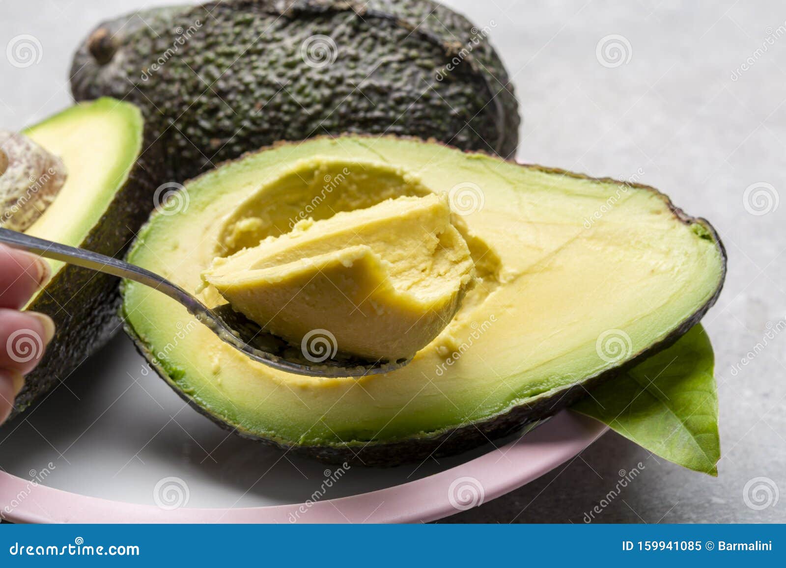 Mangiare Con Cucchiaio I Frutti Dell'avocado Verde Fresco Immagine Stock -  Immagine di squisito, salute: 159941085