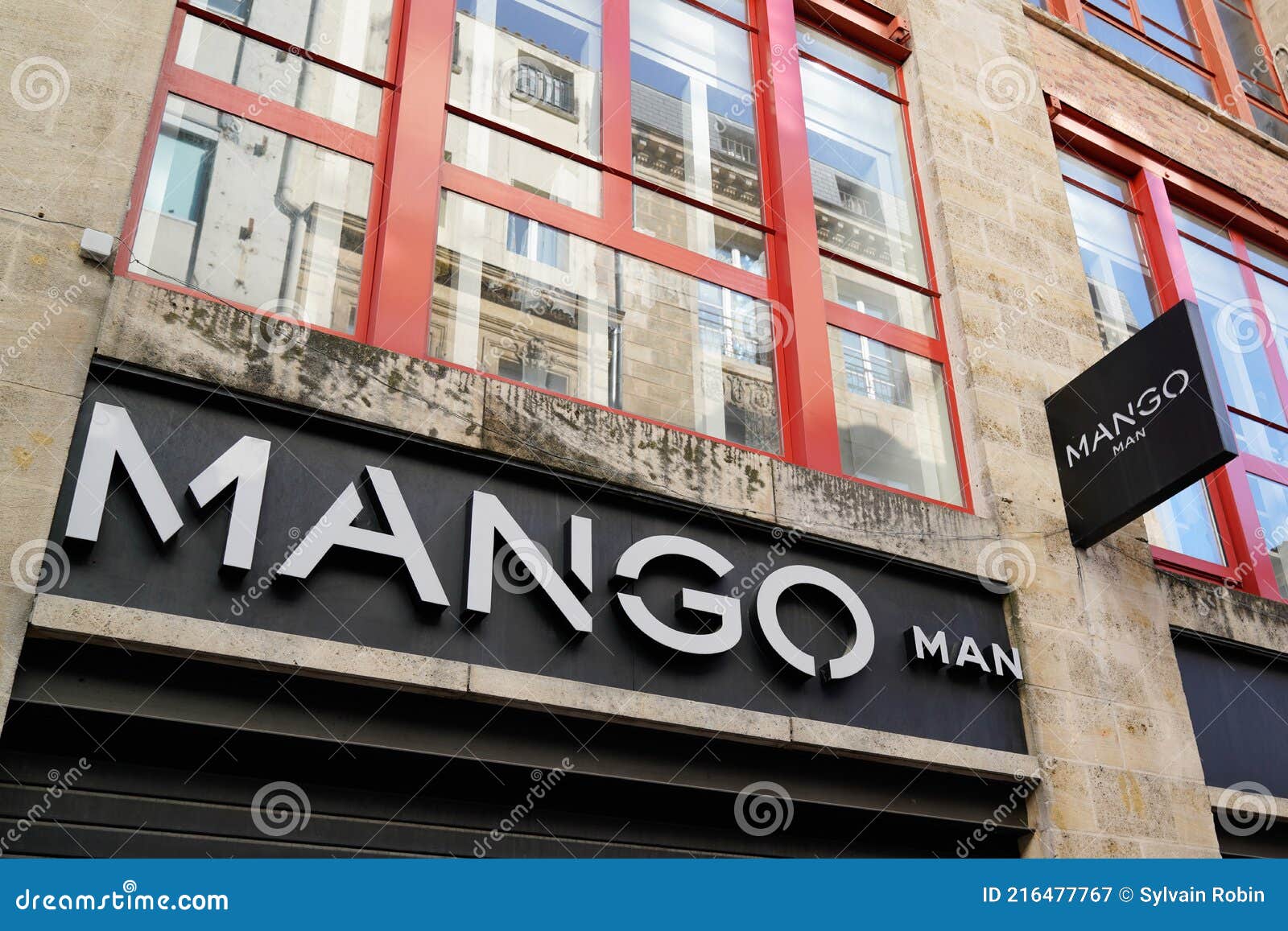 Mango Hombre Logo Marca Y Texto Signo Español Tienda De Ropa Tienda Frente  Fotografía editorial - Imagen de comercio, fachadas: 216477767