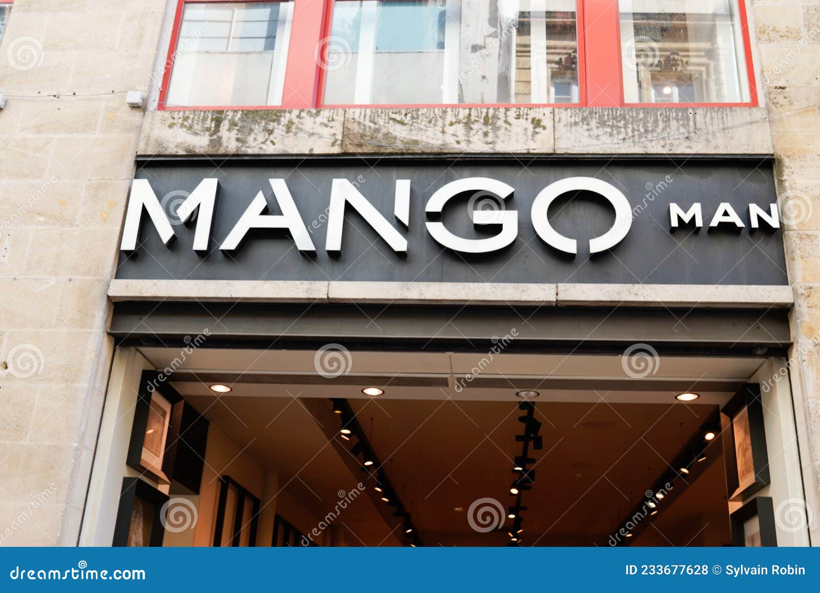 Mango Man Marca De Texto Y Marca De Logotipo Tienda Ropa De Moda De Señas  Delanteras Foto de archivo editorial - Imagen de exterior, minorista:  233677628