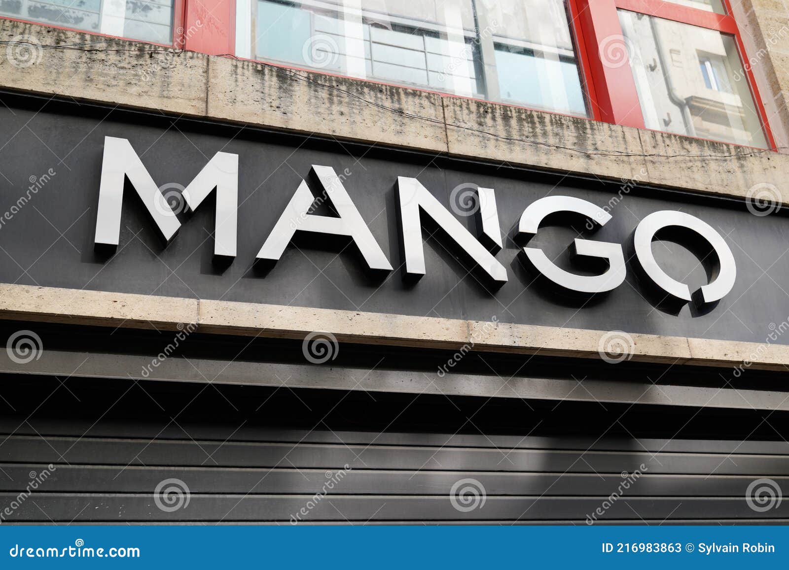Mango Texto Signo Y Logo Marca Frente De Tienda Moda De Ropa De Foto de archivo Imagen de entrada, departamento: 216983863