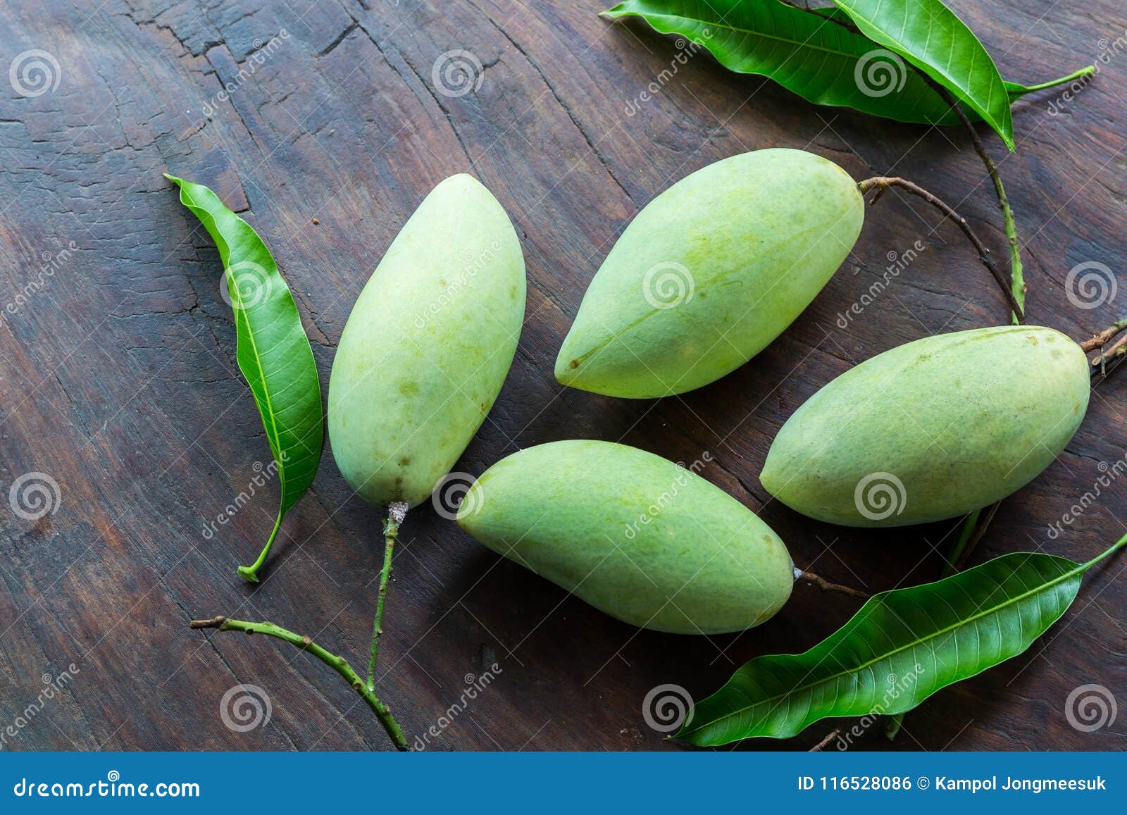 Mangos verdes en la tabla foto de archivo. Imagen de delicioso 116528086