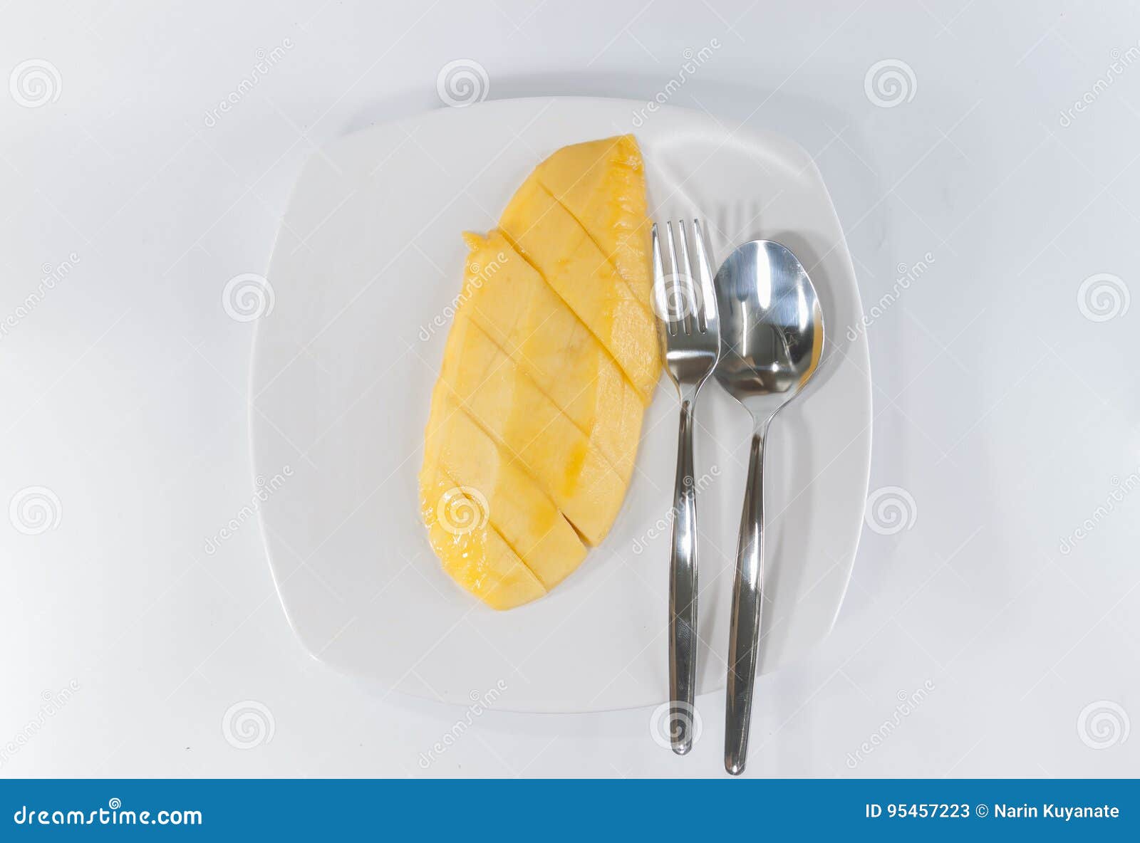 Mangoscheibe auf weißem Teller