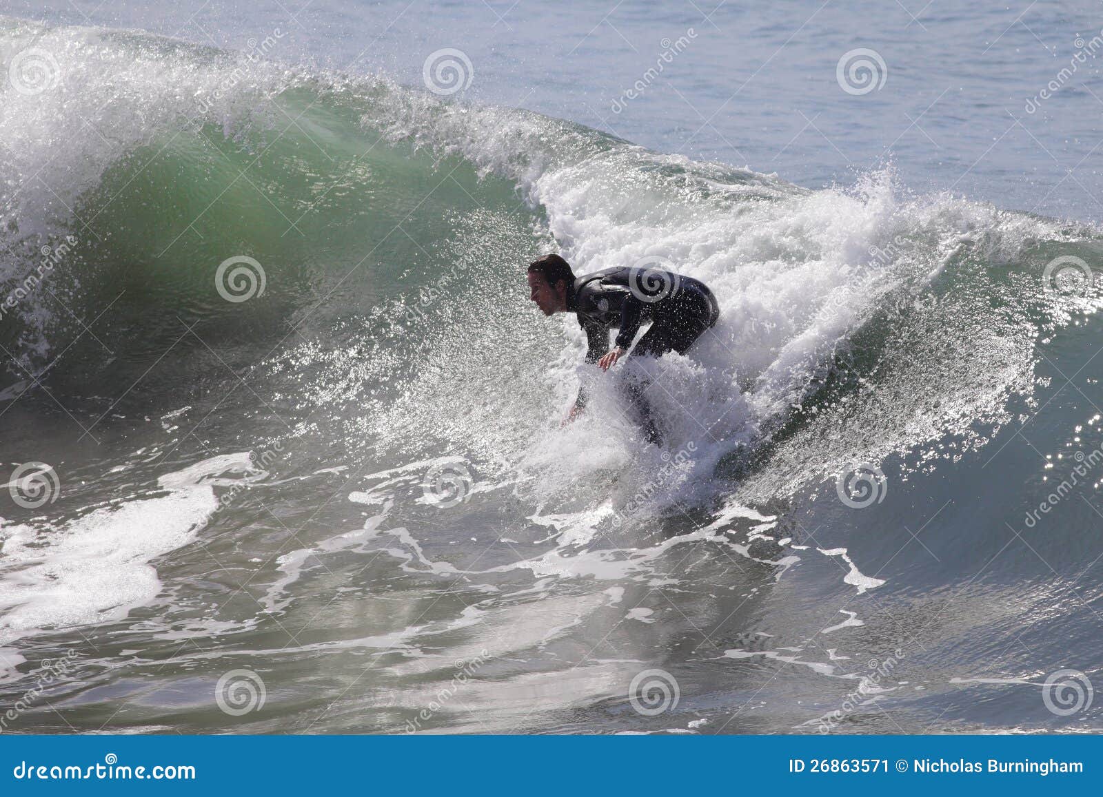 Manhattan- Beachsurfen. MANHATTAN BEACH, KALIFORNIEN, USA - 28. SEPTEMBER 2012. Surfer genießen große Wellen am 28. September 2012. Große Wellen werden durch den 13. benannten Sturm Pacifictropical - Miriam zum Süden verursacht.